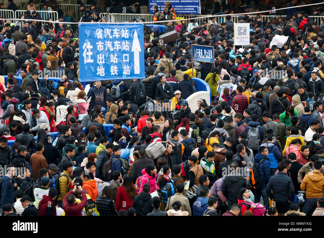 La Folla di filamento passeggeri cinesi che stanno andando a prendere i treni torna a casa per il prossimo nuovo anno lunare cinese, noto anche come Festival di Primavera, w Foto Stock