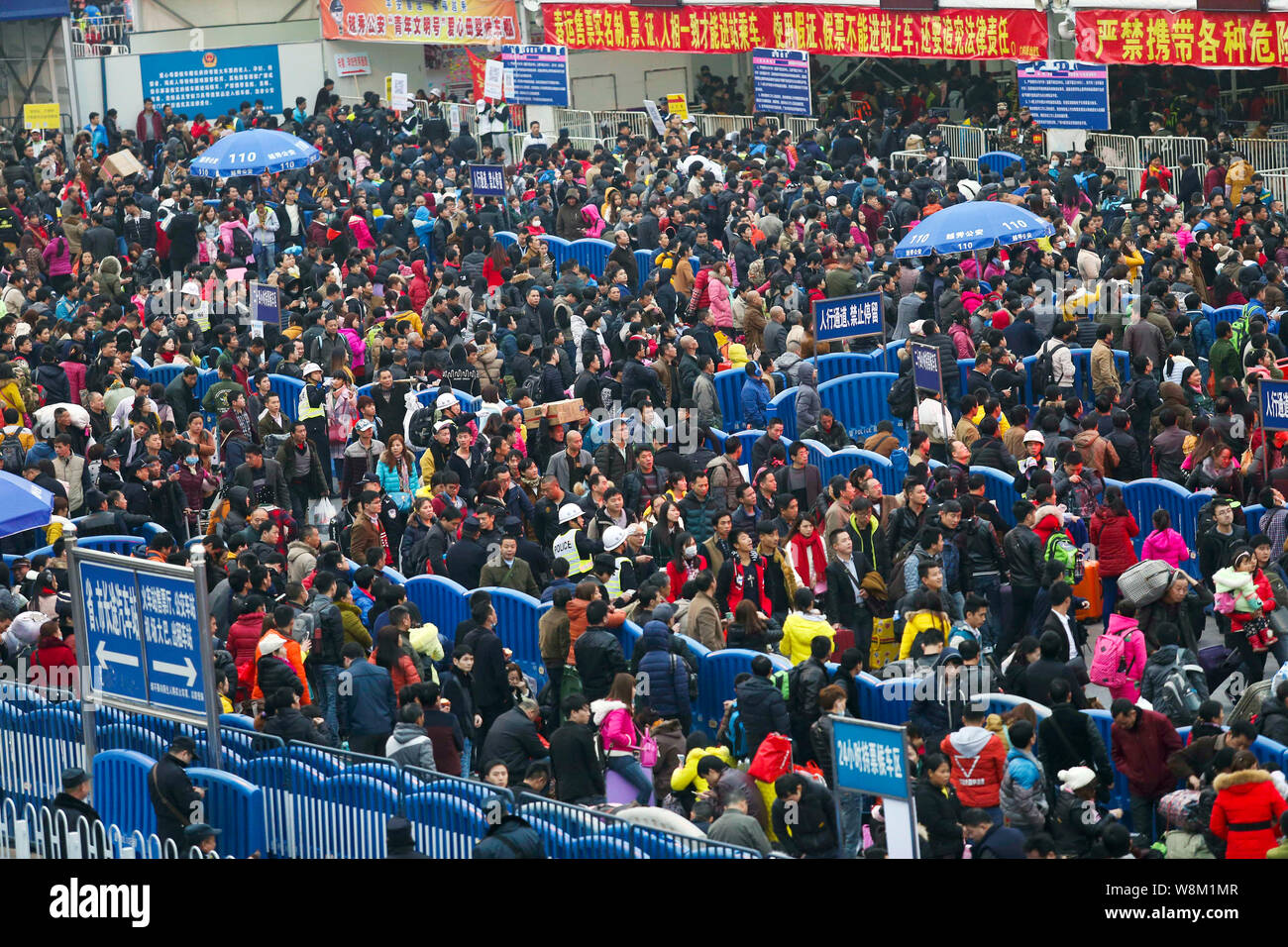 La Folla di filamento passeggeri cinesi che stanno andando a prendere i treni torna a casa per il prossimo nuovo anno lunare cinese, noto anche come Festival di Primavera, w Foto Stock