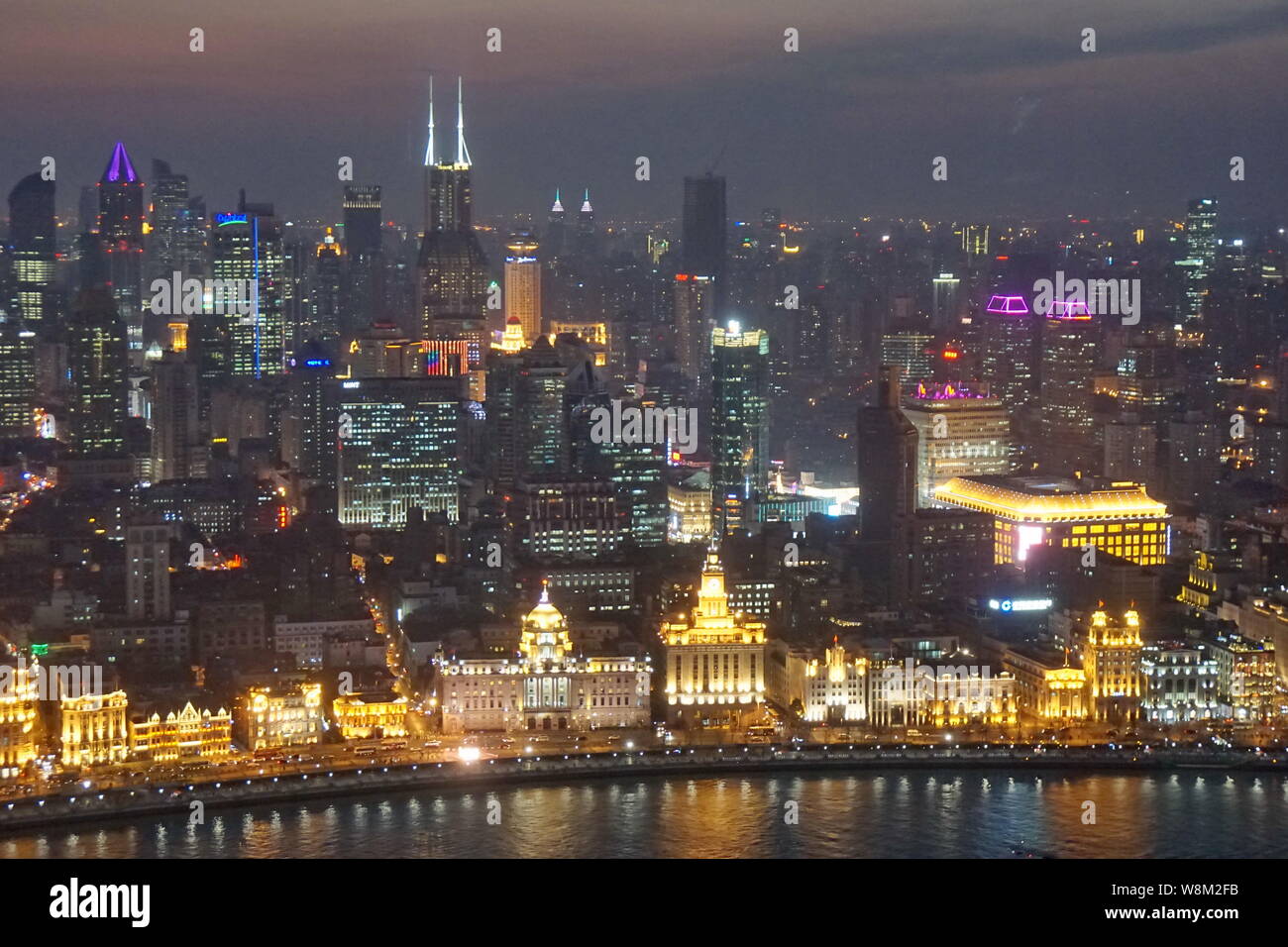 Vista notturna del Fiume Huangpu e alti edifici e grattacieli di Puxi, Shanghai, Cina, 15 febbraio 2016. Foto Stock
