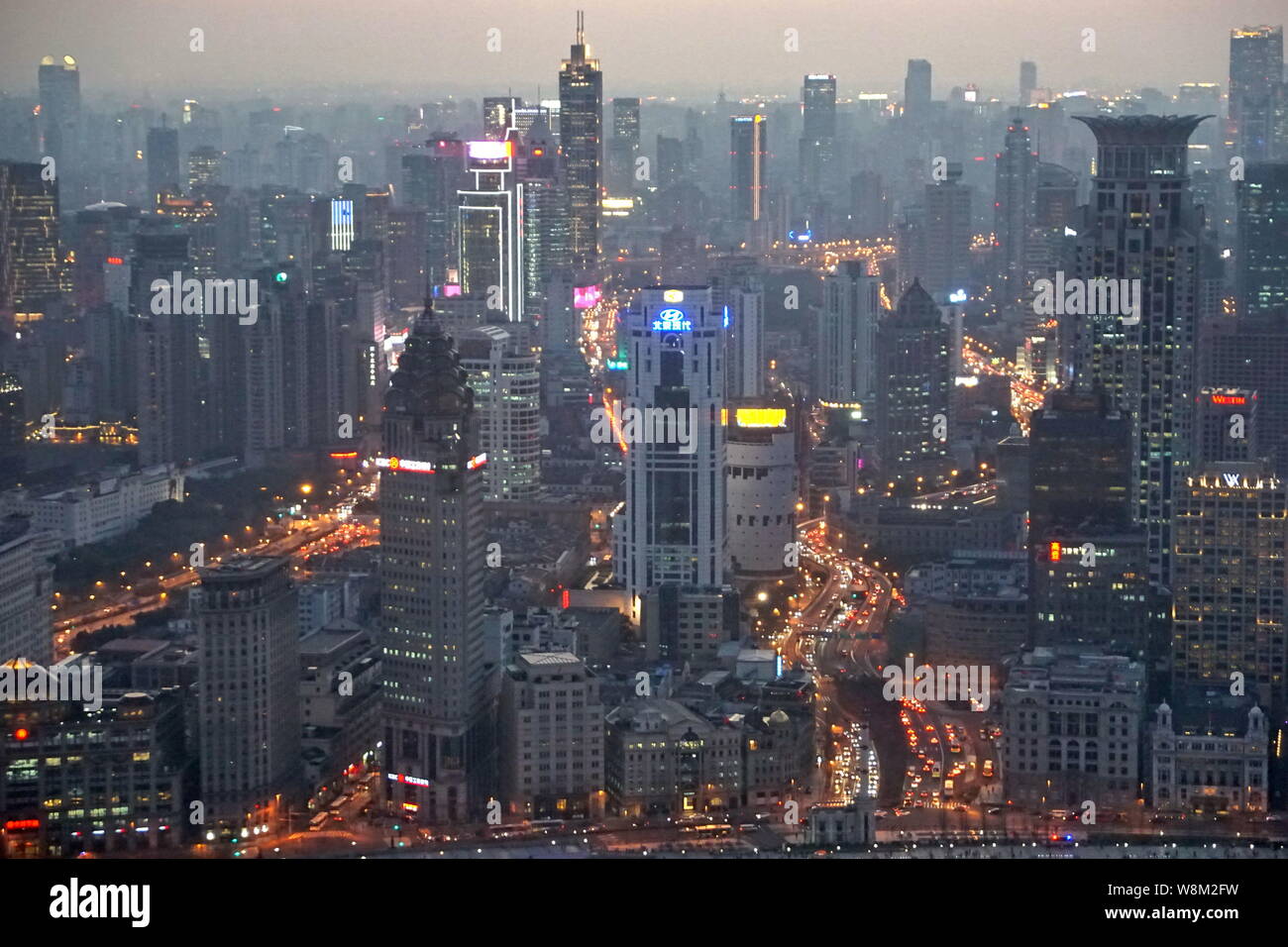 Vista notturna di grandi edifici e grattacieli di Puxi, Shanghai, Cina, 15 febbraio 2016. Foto Stock