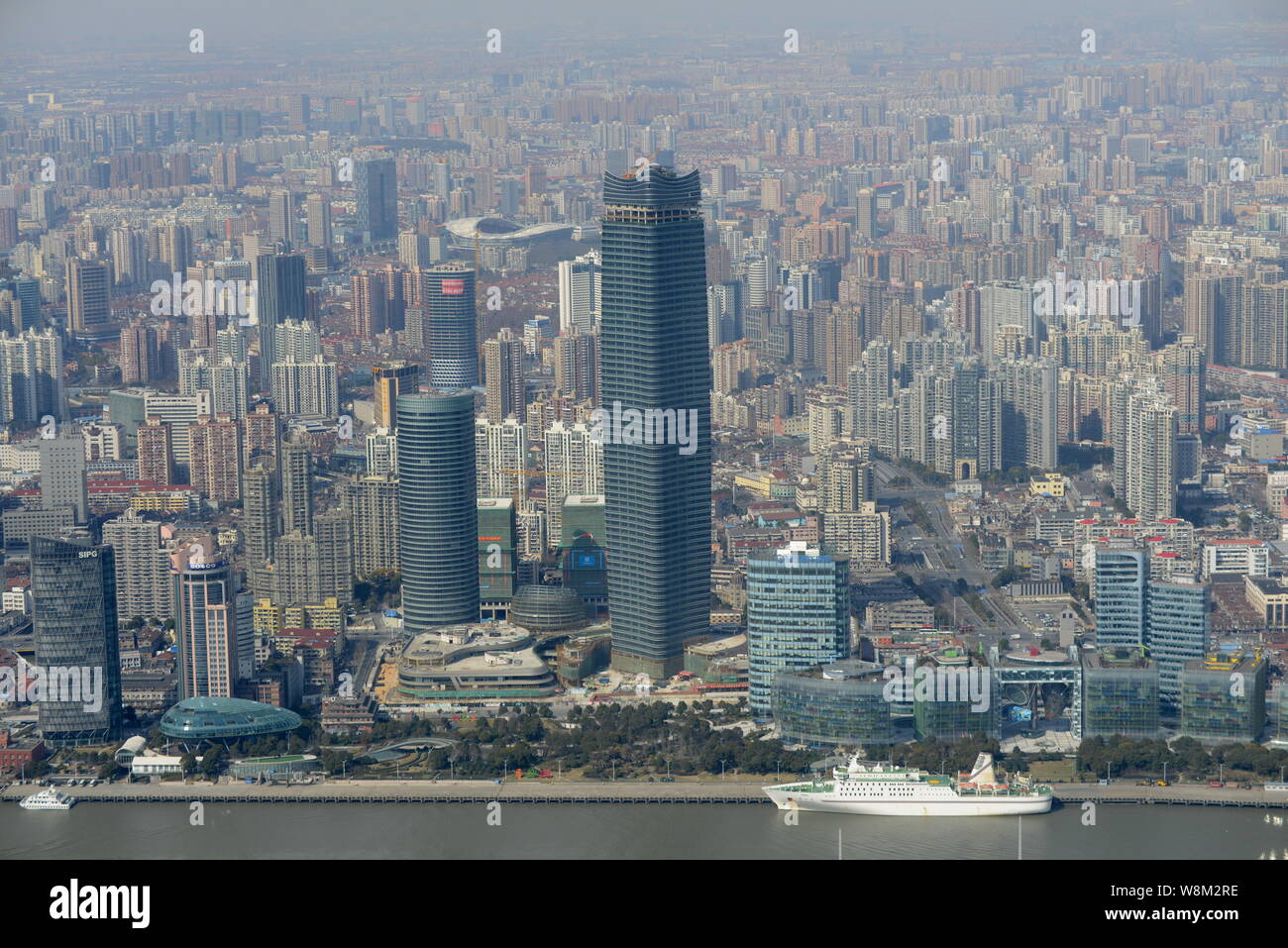 Vista del fiume Huangpu e grattacieli e edifici ad alta di Puxi a Shanghai in Cina, 16 febbraio 2016. Foto Stock