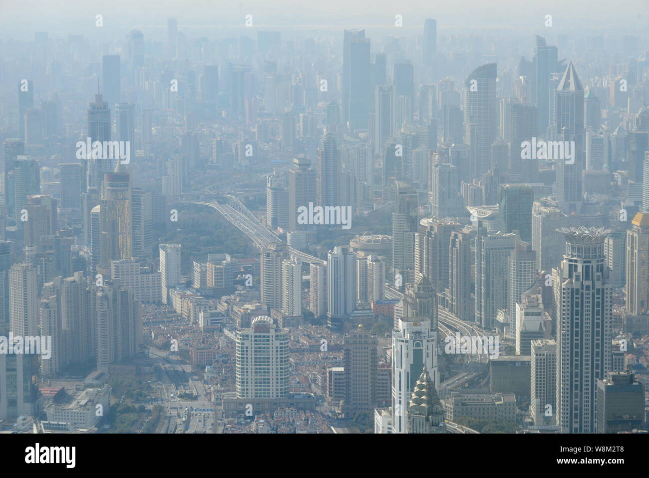 Vista dei grattacieli e edifici ad alta di Puxi a Shanghai in Cina, 16 febbraio 2016. Foto Stock