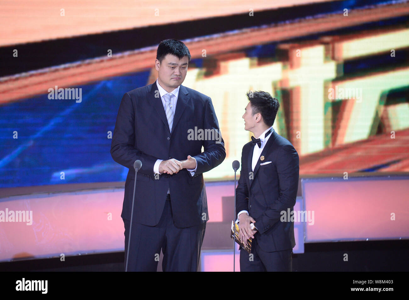 Pensionato cinese superstar di basket Yao Ming, sinistro e il mondo cinese campione del nuoto Ning Zetao sono illustrati alla cerimonia di consegna del premio per la Cina C Foto Stock