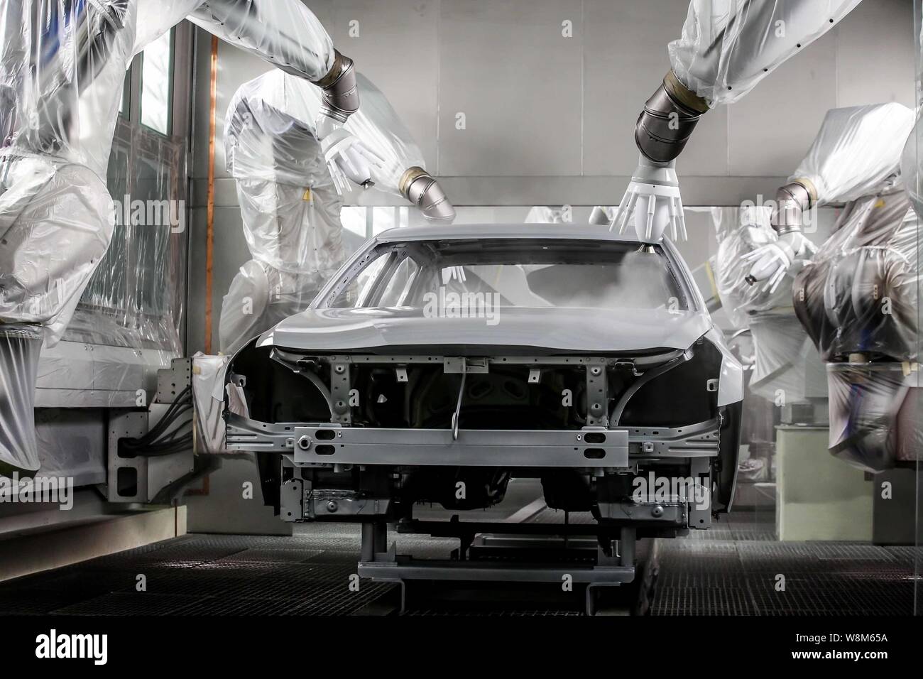 Un auto è spruzzata-vernice sulla linea di assemblaggio a Shanghai GM Cadillac impianto in Cina a Shanghai, 29 gennaio 2016.--CINA FUORI-- General Motors Foto Stock