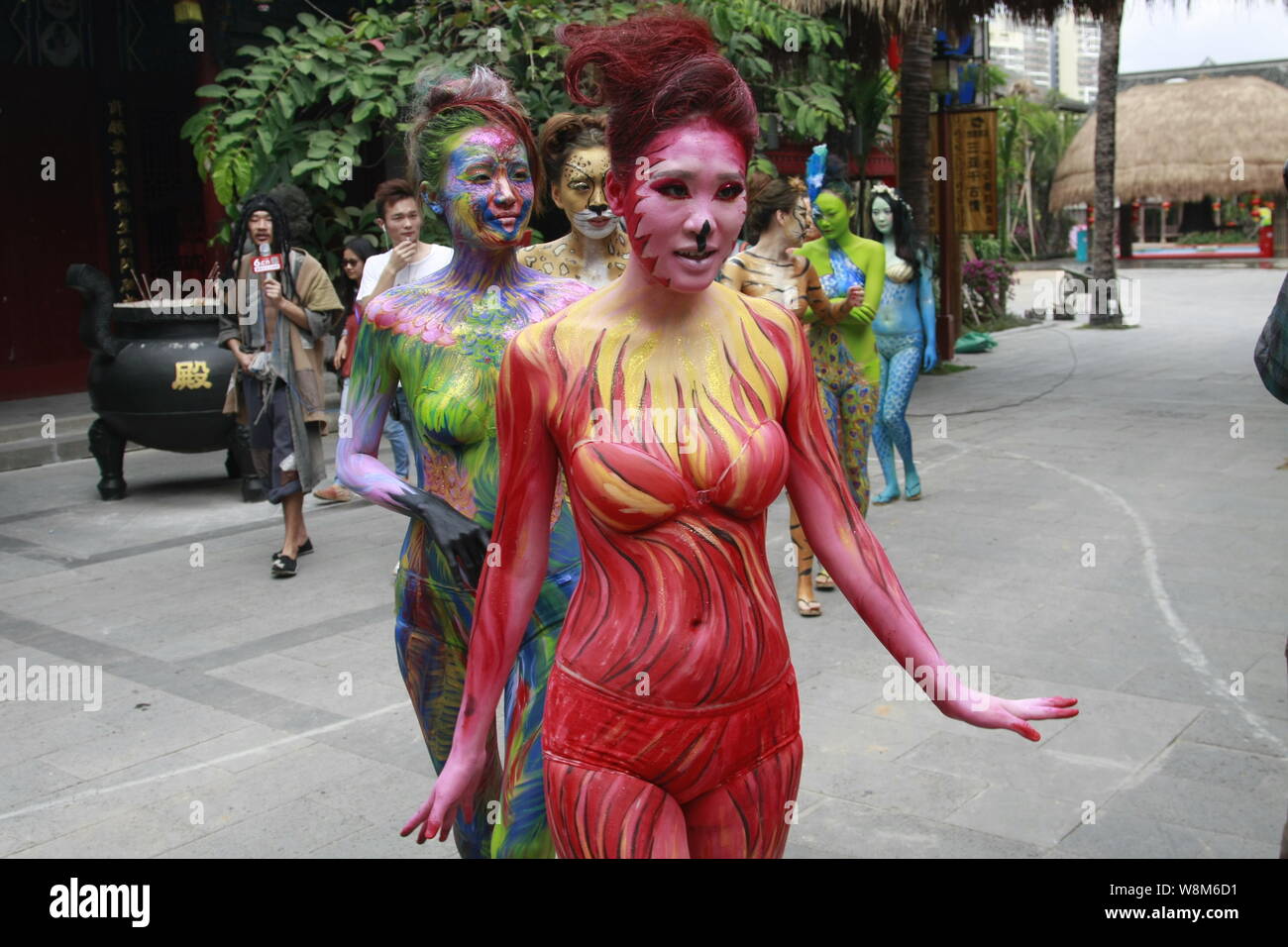 Modelli cinesi con sottoprodotti di origine animale a tema dipinti del corpo parade durante una campagna per la protezione degli animali a Sanya Zoo di colore nella città di Sanya, sud della Cina di Hainan Foto Stock