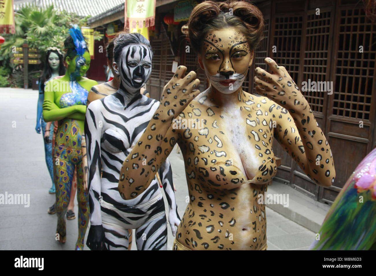 Modelli cinesi con sottoprodotti di origine animale a tema dipinti del corpo parade durante una campagna per la protezione degli animali a Sanya Zoo di colore nella città di Sanya, sud della Cina di Hainan Foto Stock