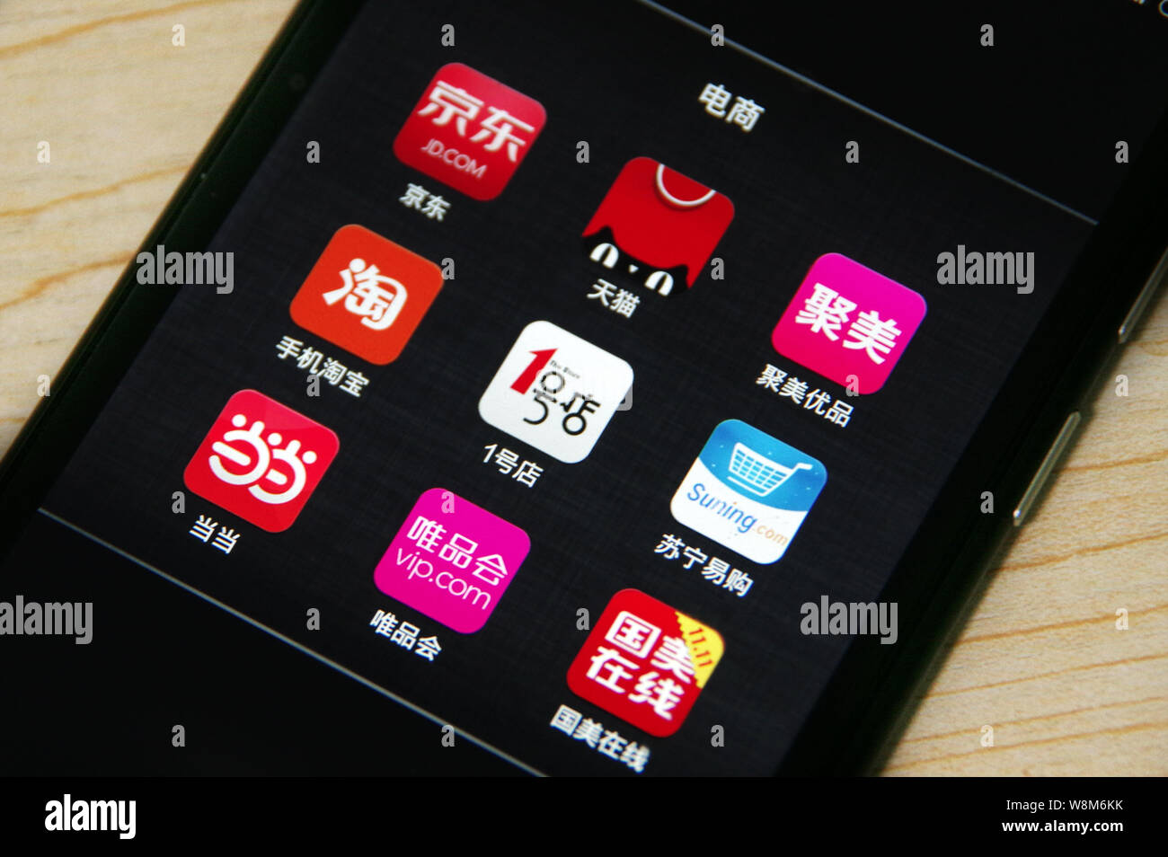 --FILE -- un telefono cellulare utente guarda le icone delle applicazioni mobile cinese di moda online rivenditore Vipshop (vip.com) e altri siti di shopping sul suo Foto Stock