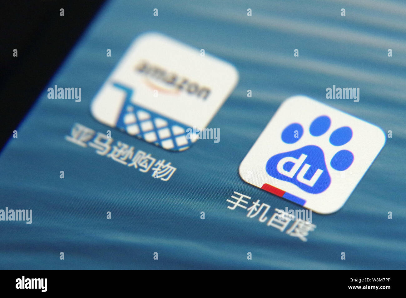 --FILE--un cinese telefono cellulare utente guarda le icone di Amazon e Baidu sul suo smartphone di Jinan City, est della Cina di provincia di Shandong, 3 Dicembre Foto Stock