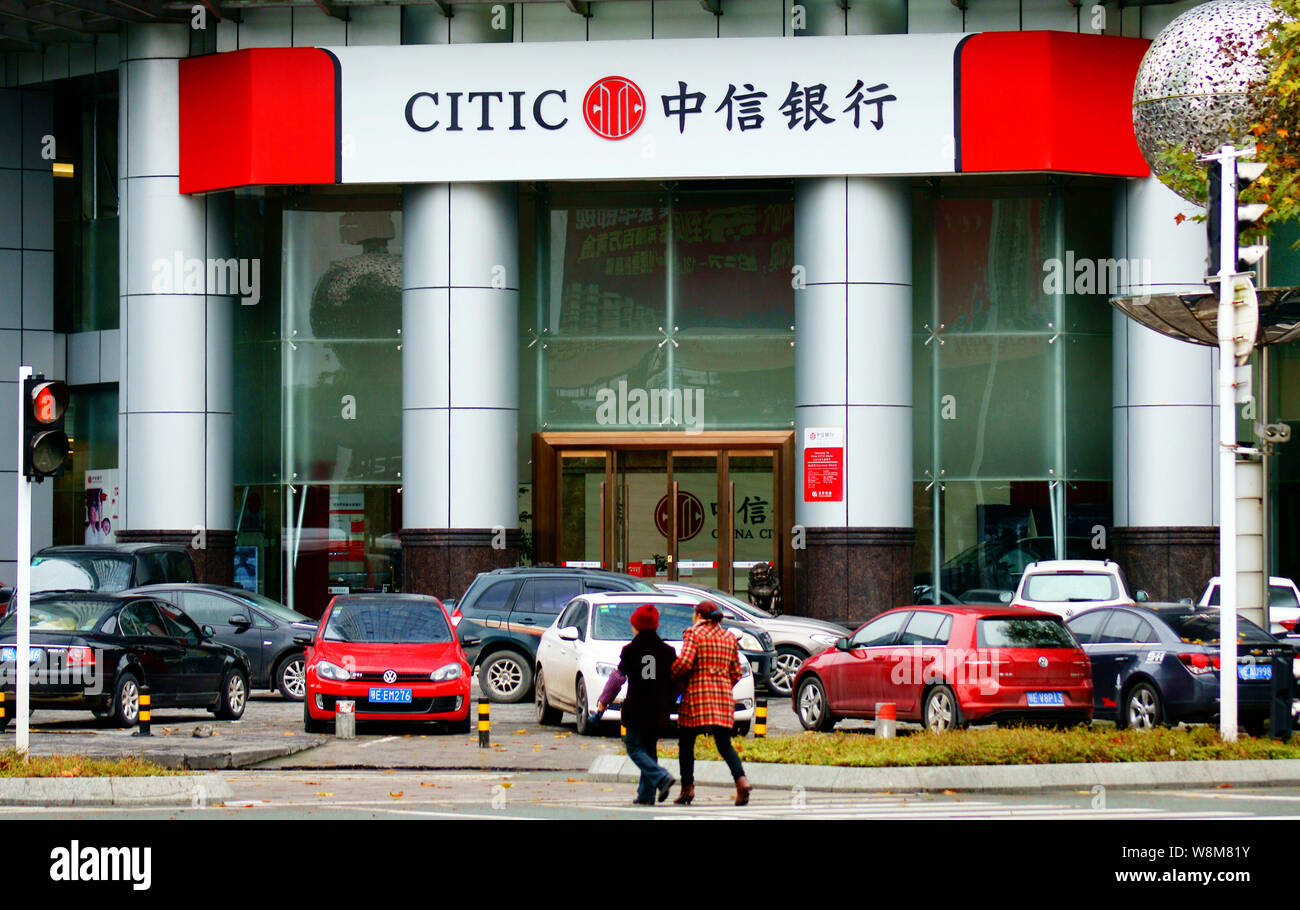 --FILE--pedoni a piedi passato una filiale della Banca Citic a Yichang city, centrale cinese della provincia di Hubei, 24 novembre 2015. Cina Citic Banca ha sollevato 11.9 Foto Stock
