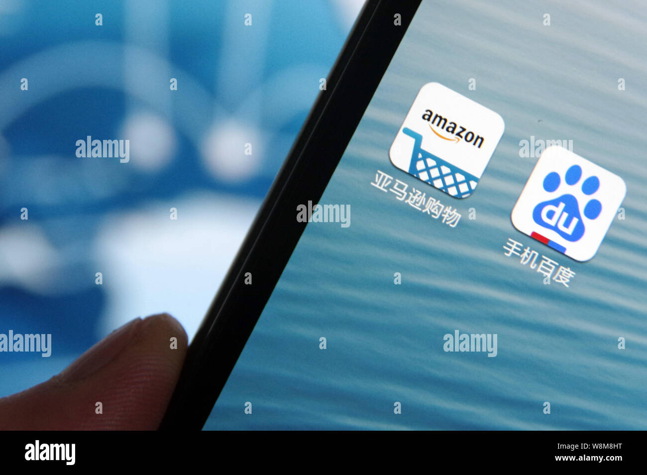 --FILE--un cinese telefono cellulare utente guarda le icone di Amazon e Baidu sul suo smartphone di Jinan City, est della Cina di provincia di Shandong, 3 Dicembre Foto Stock