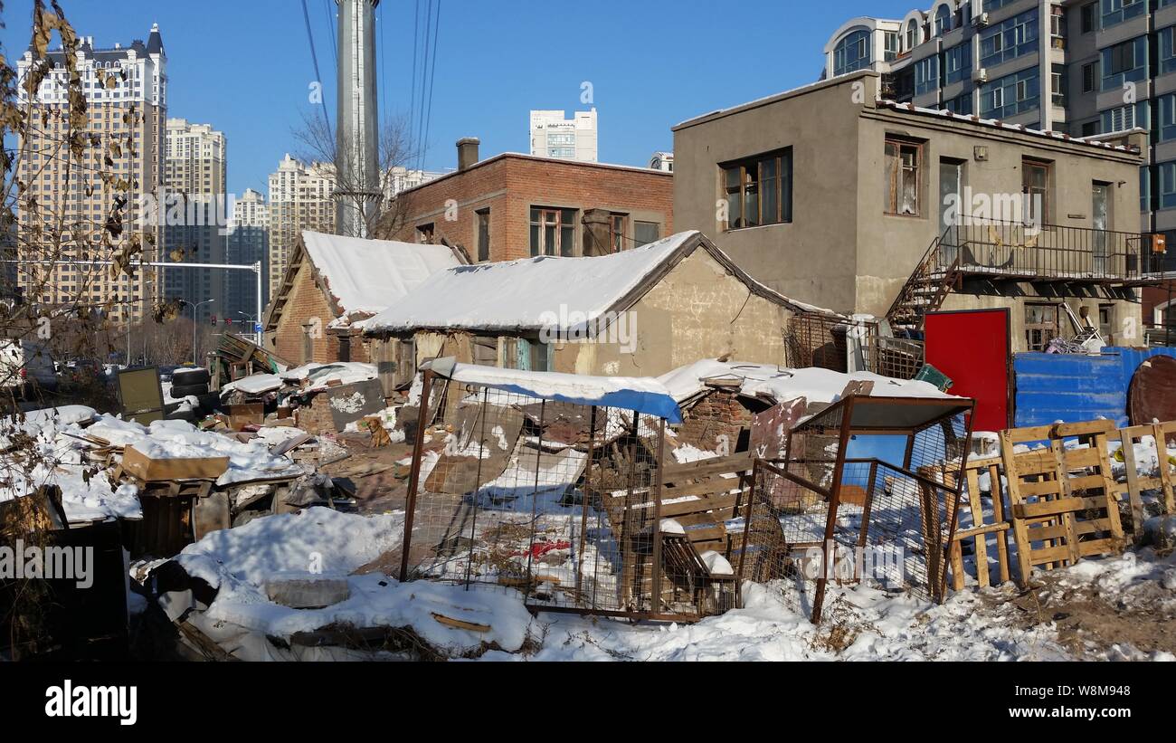 'Nail case " sono illustrati nel mezzo di una strada nella città di Harbin, a nord-est della Cina di Provincia di Heilongjiang, 2 gennaio 2016. 'Nail case " sat a metà Foto Stock