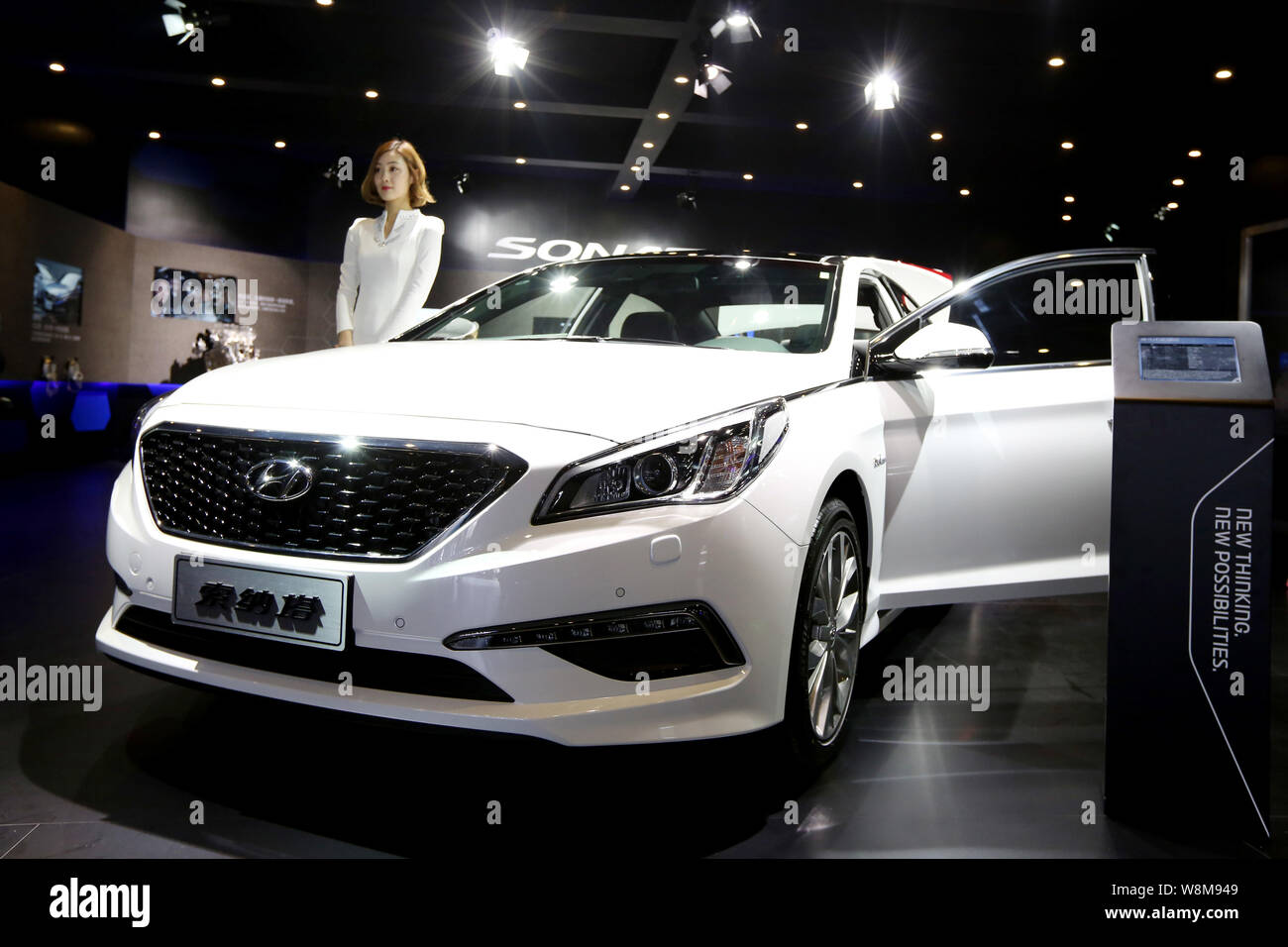 --FILE--un Hyundai Sonata è sul display durante il XVI Shanghai industria automobilistica internazionale mostra, noto anche come Auto Shanghai 2015, in Sha Foto Stock