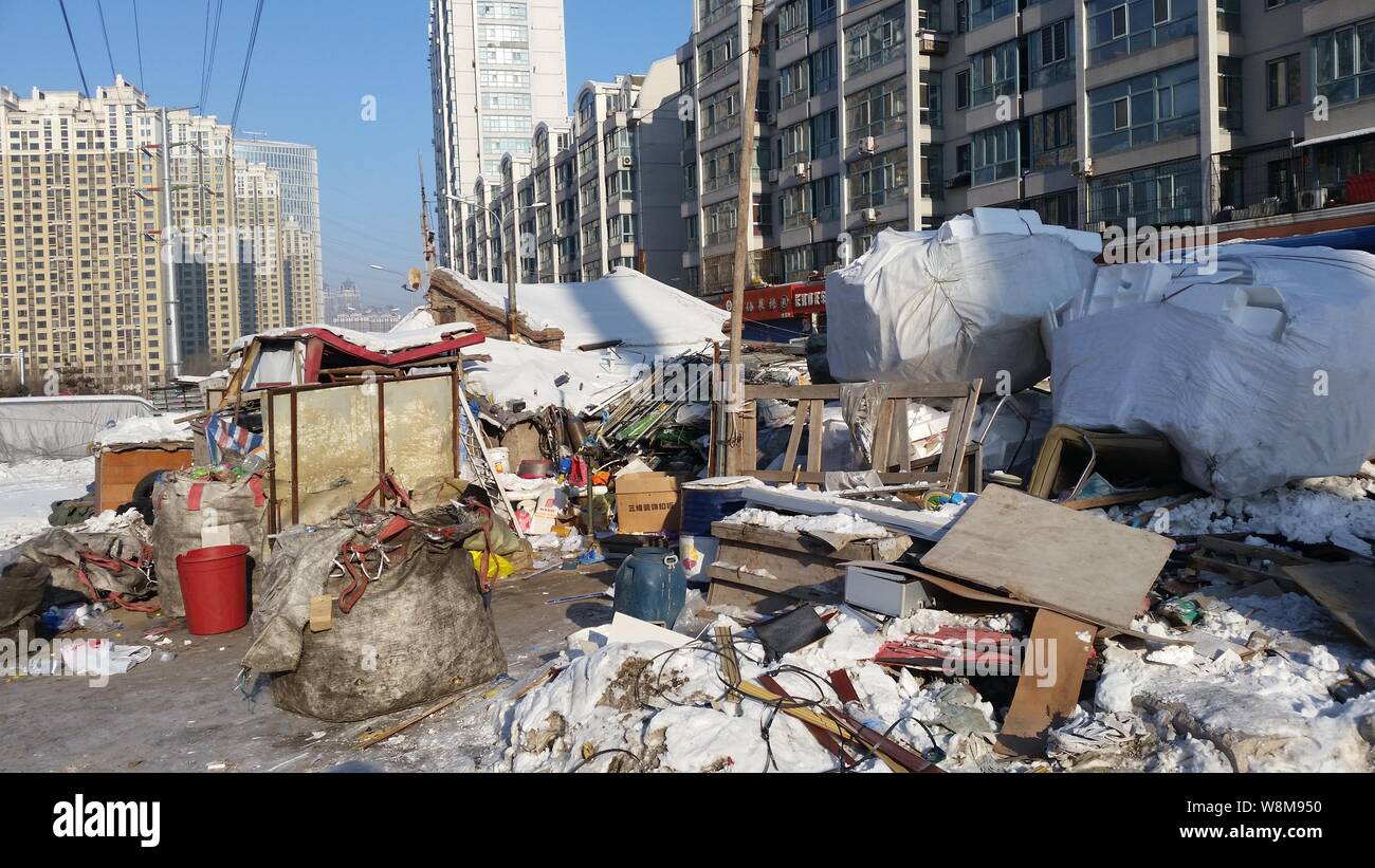 'Nail case " sono illustrati nel mezzo di una strada nella città di Harbin, a nord-est della Cina di Provincia di Heilongjiang, 2 gennaio 2016. 'Nail case " sat a metà Foto Stock