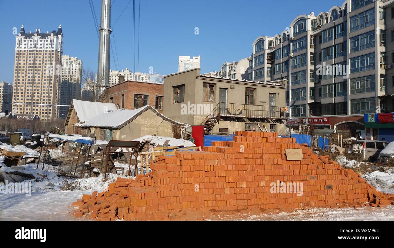 'Nail case " sono illustrati nel mezzo di una strada nella città di Harbin, a nord-est della Cina di Provincia di Heilongjiang, 2 gennaio 2016. 'Nail case " sat a metà Foto Stock