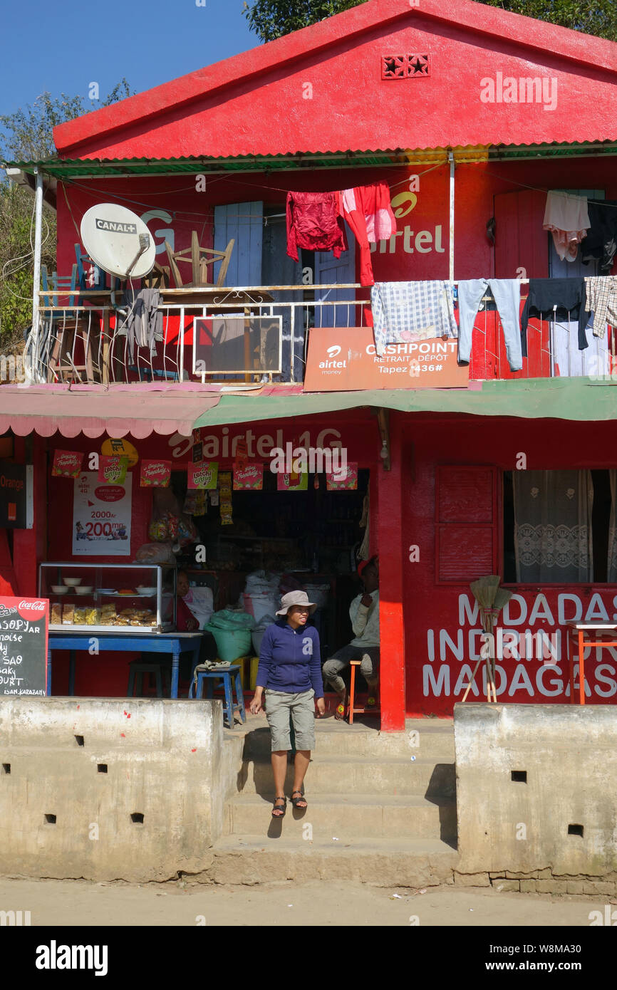 Dipinto luminosamente phone shop sulla RN2 tra Moramanga e Tana, Madagascar. No signor o PR Foto Stock