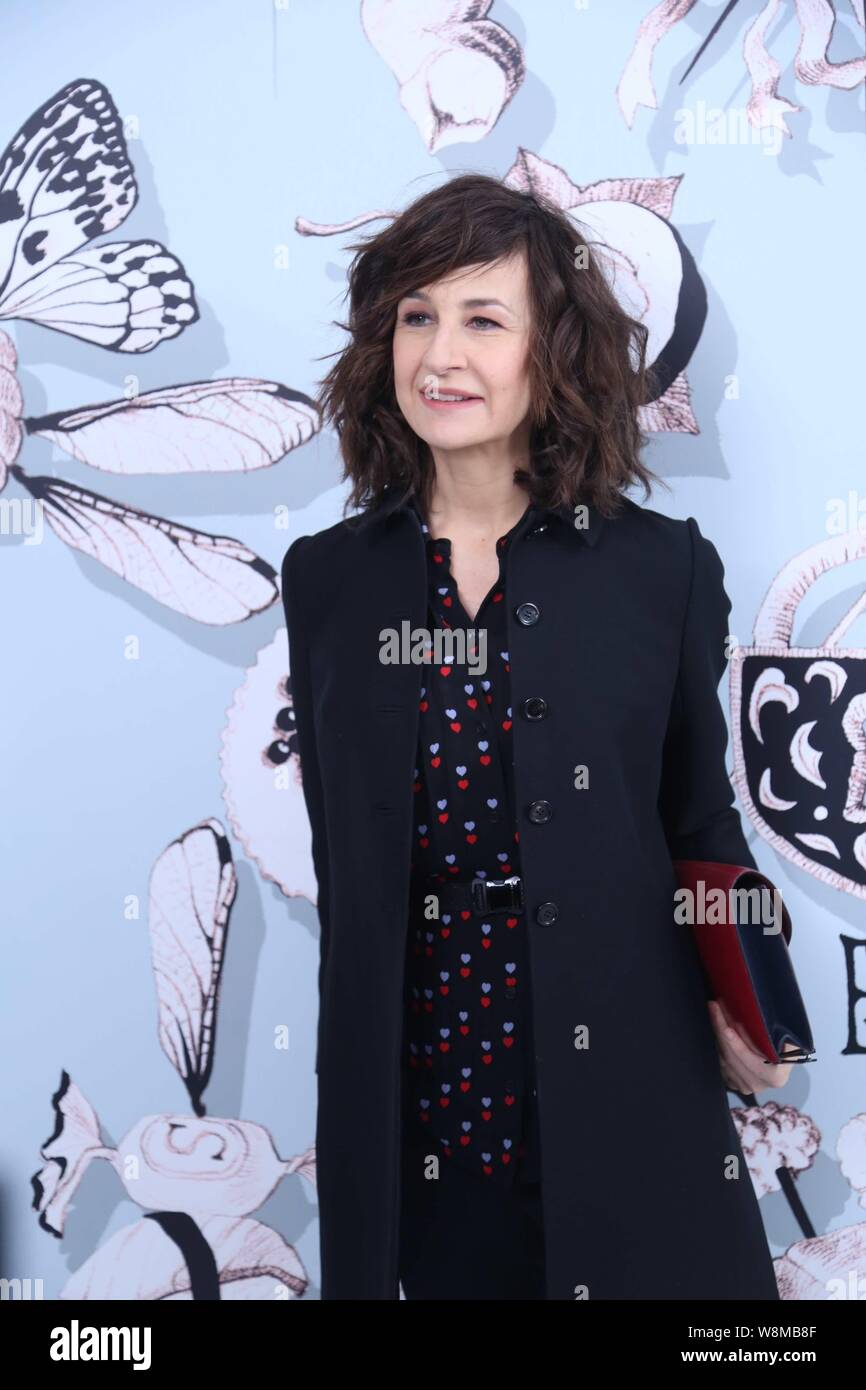 L'attrice francese Valerie Lemercier pone all'Elsa Schiaparelli fashion show durante il Paris Haute Couture Fashion Week Primavera/Estate 2016 a Parigi, Foto Stock