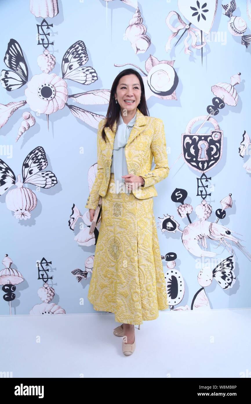Malaysian attrice Michelle Yeoh pone all'Elsa Schiaparelli fashion show durante il Paris Haute Couture Fashion Week Primavera/Estate 2016 a Parigi, F Foto Stock