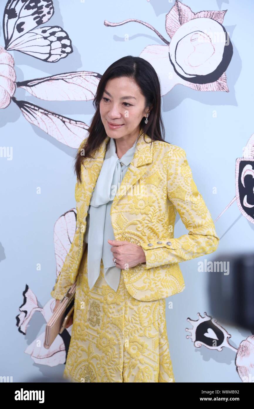 Malaysian attrice Michelle Yeoh pone all'Elsa Schiaparelli fashion show durante il Paris Haute Couture Fashion Week Primavera/Estate 2016 a Parigi, F Foto Stock