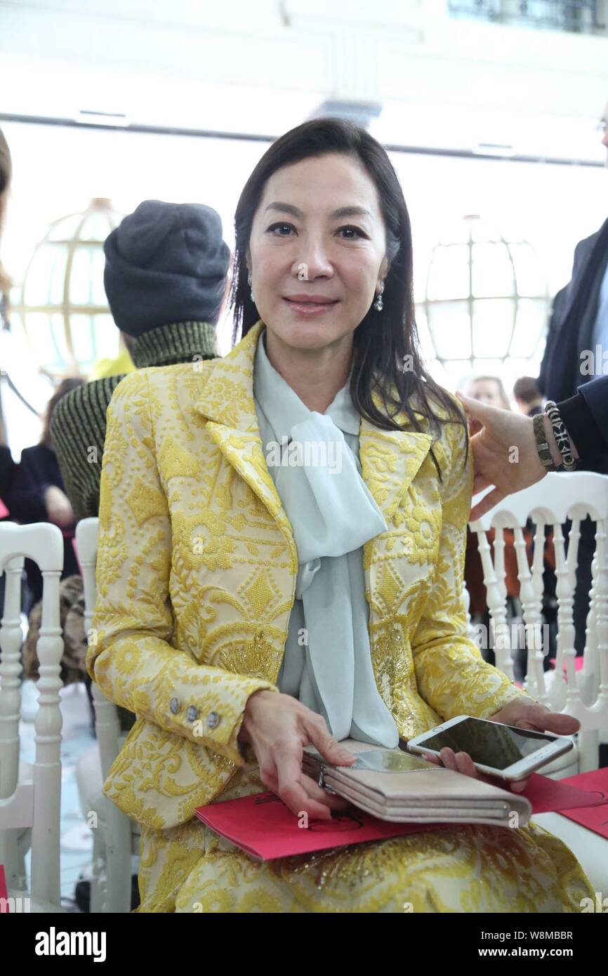 Malaysian attrice Michelle Yeoh è raffigurato all'Elsa Schiaparelli fashion show durante il Paris Haute Couture Fashion Week Primavera/Estate 2016 in Pa Foto Stock