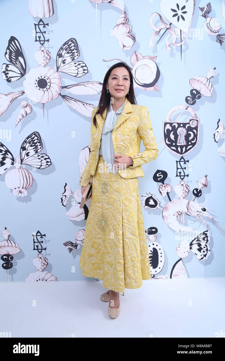 Malaysian attrice Michelle Yeoh pone all'Elsa Schiaparelli fashion show durante il Paris Haute Couture Fashion Week Primavera/Estate 2016 a Parigi, F Foto Stock