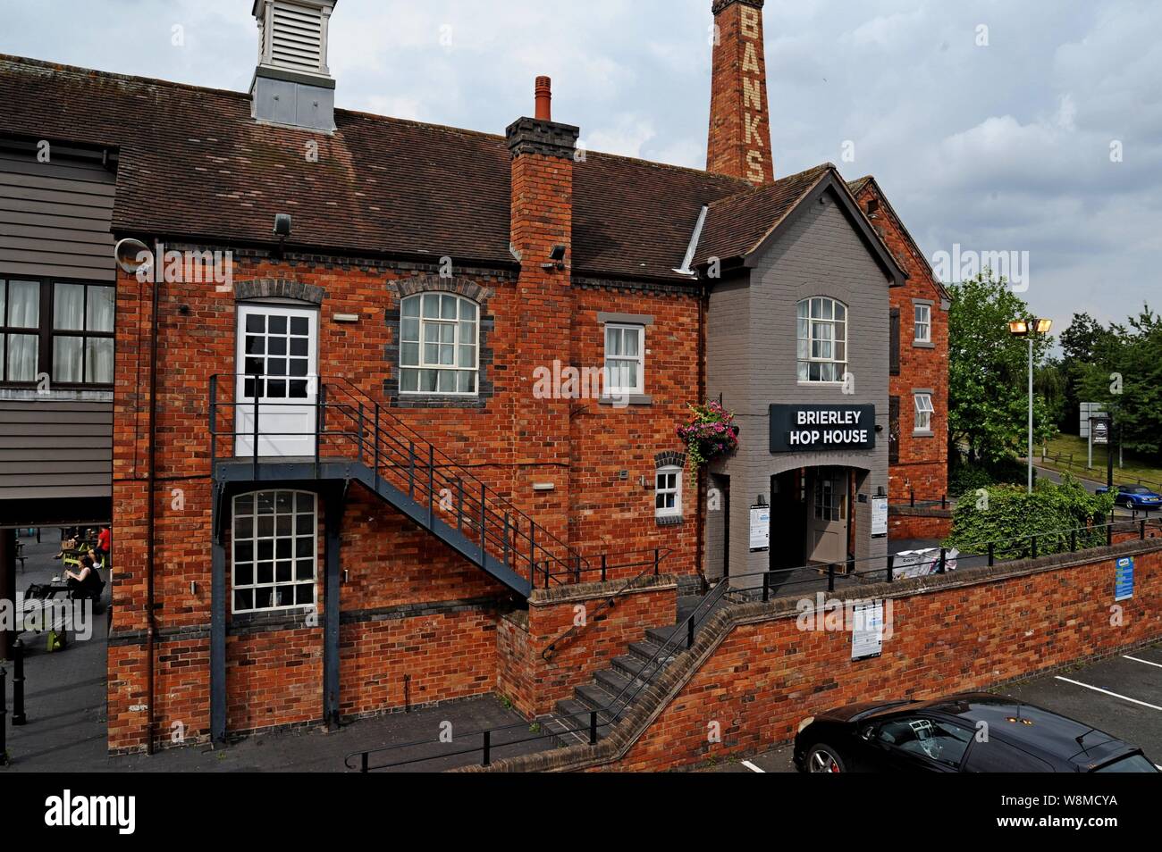 Il Brierly Hop House, una banca Canale di Beagle pub al Waterfront Business Park a Dudley Canal, Black Country, REGNO UNITO Foto Stock