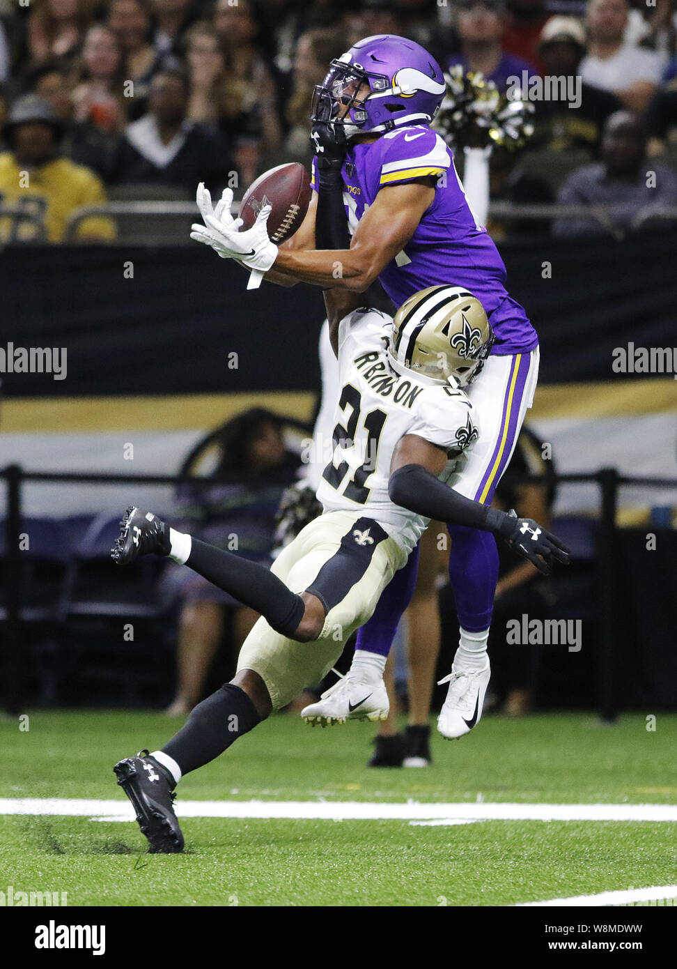 New Orleans, Louisiana, Stati Uniti d'America. Il 9 agosto, 2019. (Dall'alto verso il basso) Minnesota Vikings wide receiver BISI JOHNSON afferra la palla in aria per un touchdown come egli è affrontato da New Orleans Saints defensive back Patrick Robinson durante un'NFL preseason game. Credito: Dan Anderson/ZUMA filo/Alamy Live News Foto Stock