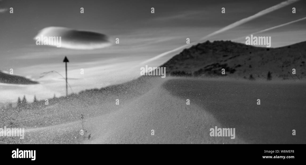 Fantastico paesaggio invernale - incredibile paesaggio congelato in cima a una montagna in Bulgaria - colori vivaci, incontaminata natura pittoresca - suggestiva composizione Foto Stock