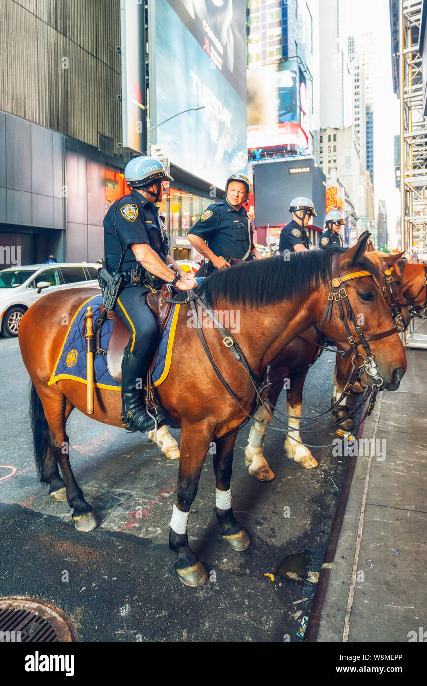 New York City/STATI UNITI D'America - 27 Maggio 2019 Times Square. Scena di strada, Polizia NYPD cavalli fuggiti in Times Square. I turisti, il traffico, la vita in città Foto Stock