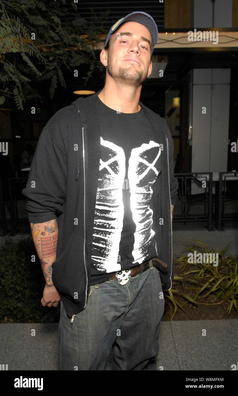 Wrestler CM Punk arriva al 1° Annuale di Epiphone Revolver Golden Gods Awards presso il Club Nokia il 7 aprile 2009 a Los Angeles. Foto Stock