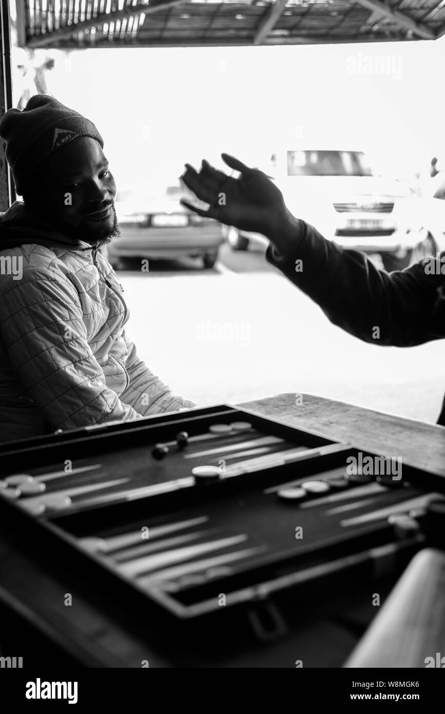 La riproduzione del gioco di bordo Backgammon sulla Penisola del Capo in Glencairn, Sud Africa, nei pressi di Città del Capo Foto Stock