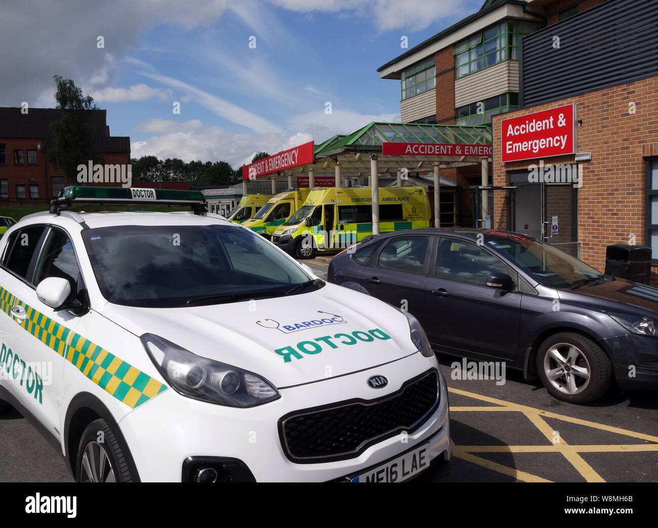 I medici auto in un&E Dept, il Royal Bolton Hospital, a nord-ovest di servizio ambulanza veicoli, Bolton, Lancashire, Greater Manchester, in Inghilterra, Regno Unito Foto Stock