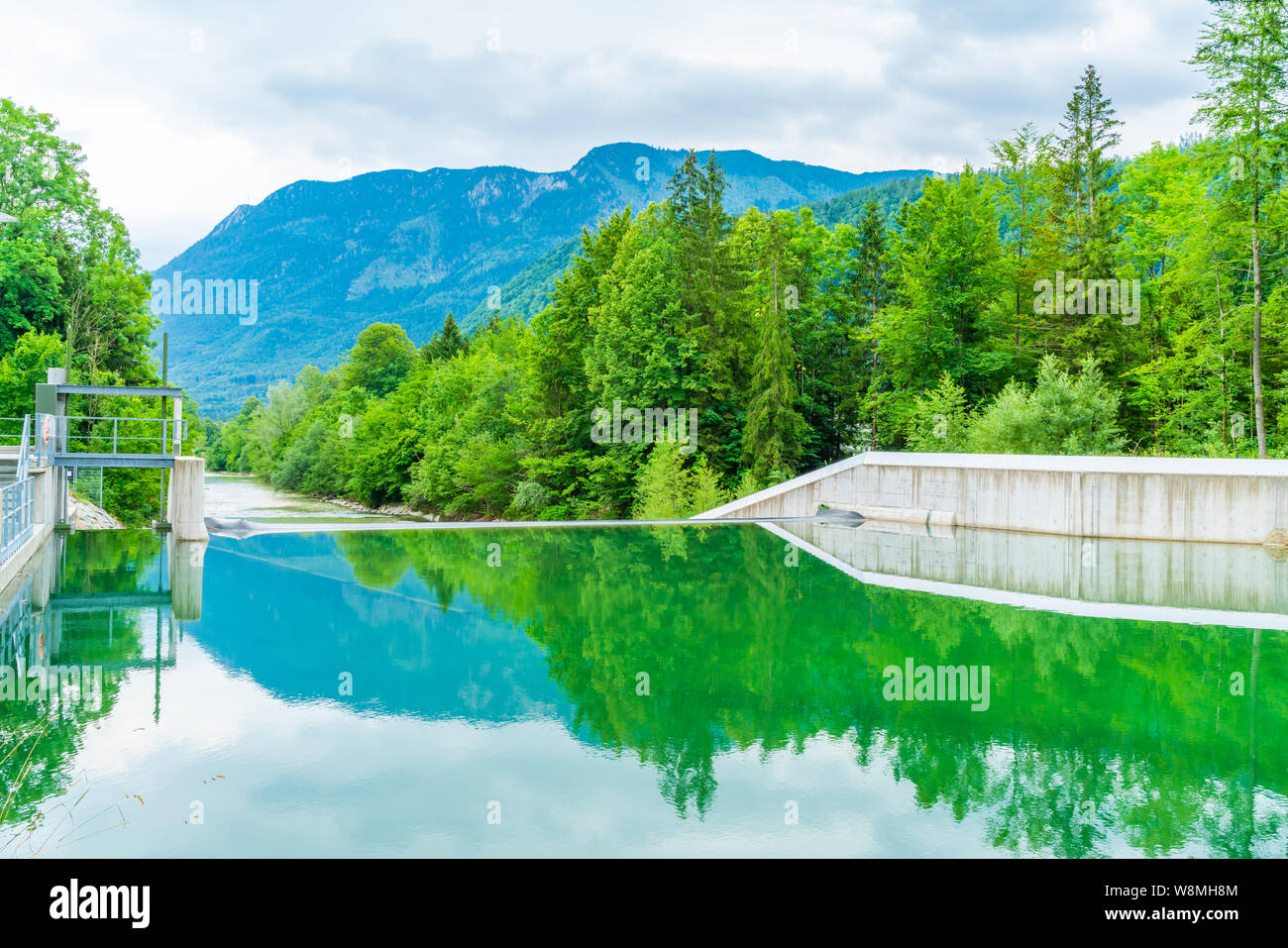 Weir su un fiume vicino a Strobl in stato austriaco di Salisburgo, Austria Foto Stock