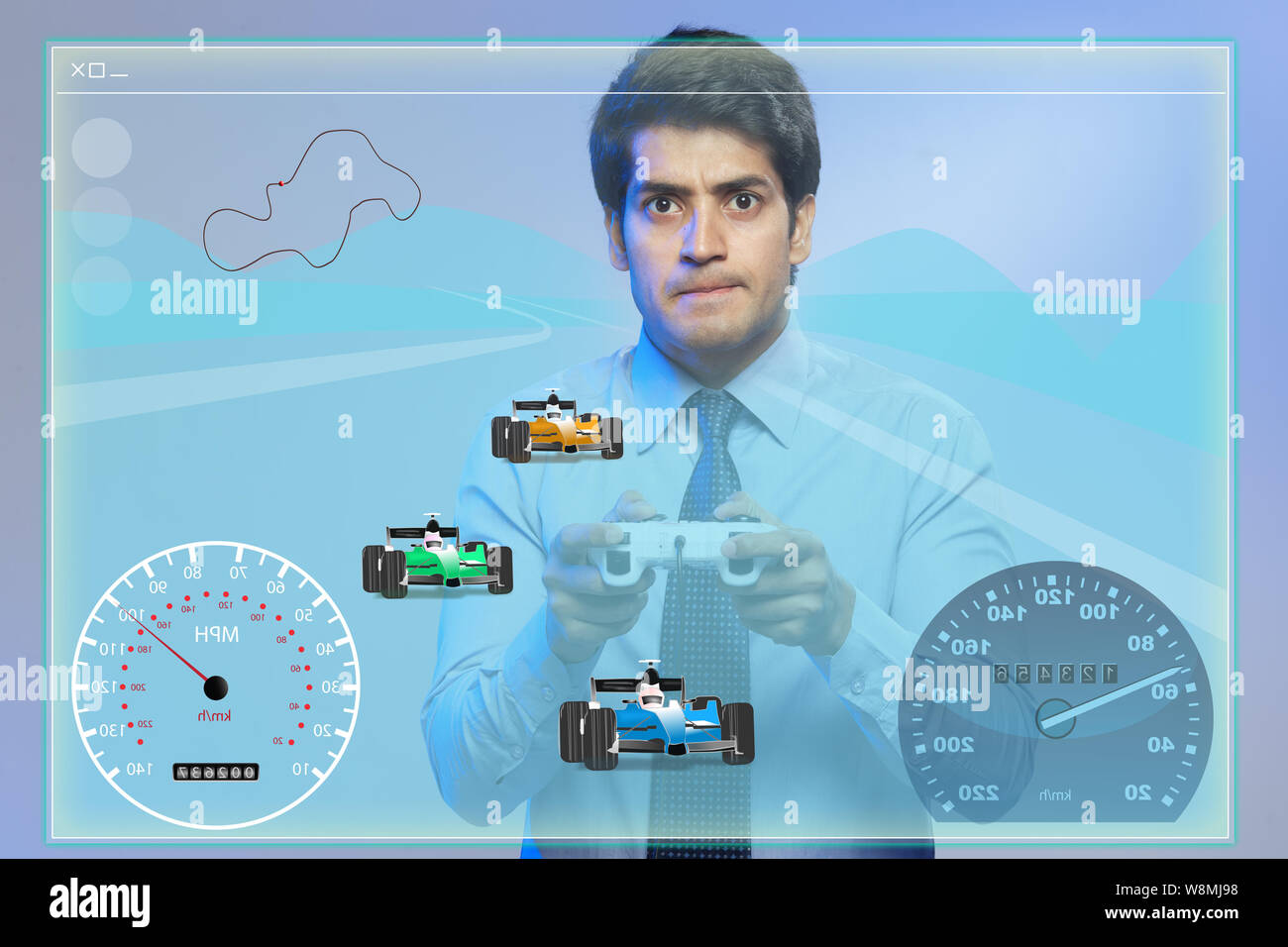 Uomo d'affari che gioca un video gioco di corsa dell'automobile su un touch screen Foto Stock