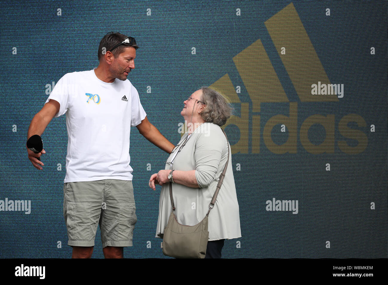 Herzogenaurach, Germania. 09Aug, 2019. Sigrid Dassler, figlia di Adolf "" Adi Dassler, fondatore del marchio Adidas, si esibirà al fianco di adidas CEO Kasper Rorsted per adidas articoli sportivi adidas produttore celebrazioni. Poco prima del suo settantesimo anniversario, il più grande d'Europa sports group ha celebrato l apertura di un nuovo edificio principale presso la sua sede centrale a Herzogenaurach. 2100 del 57 0000 Adidas dipendenti in tutto il mondo lavorano in sede. Credito: Daniel Karmann/dpa/Alamy Live News Foto Stock