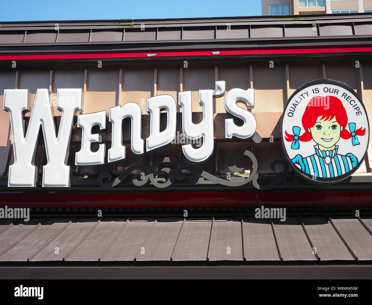 Logo su Wendy's ristorante fast food in Bellevue, WA, Stati Uniti d'America; Agosto 2019 Foto Stock