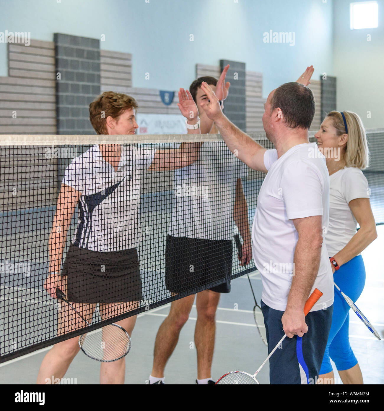 Badminton giochi di scena in sala sportiva, un sacco di sforzo e impegno nel corso di un intenso gioco Foto Stock