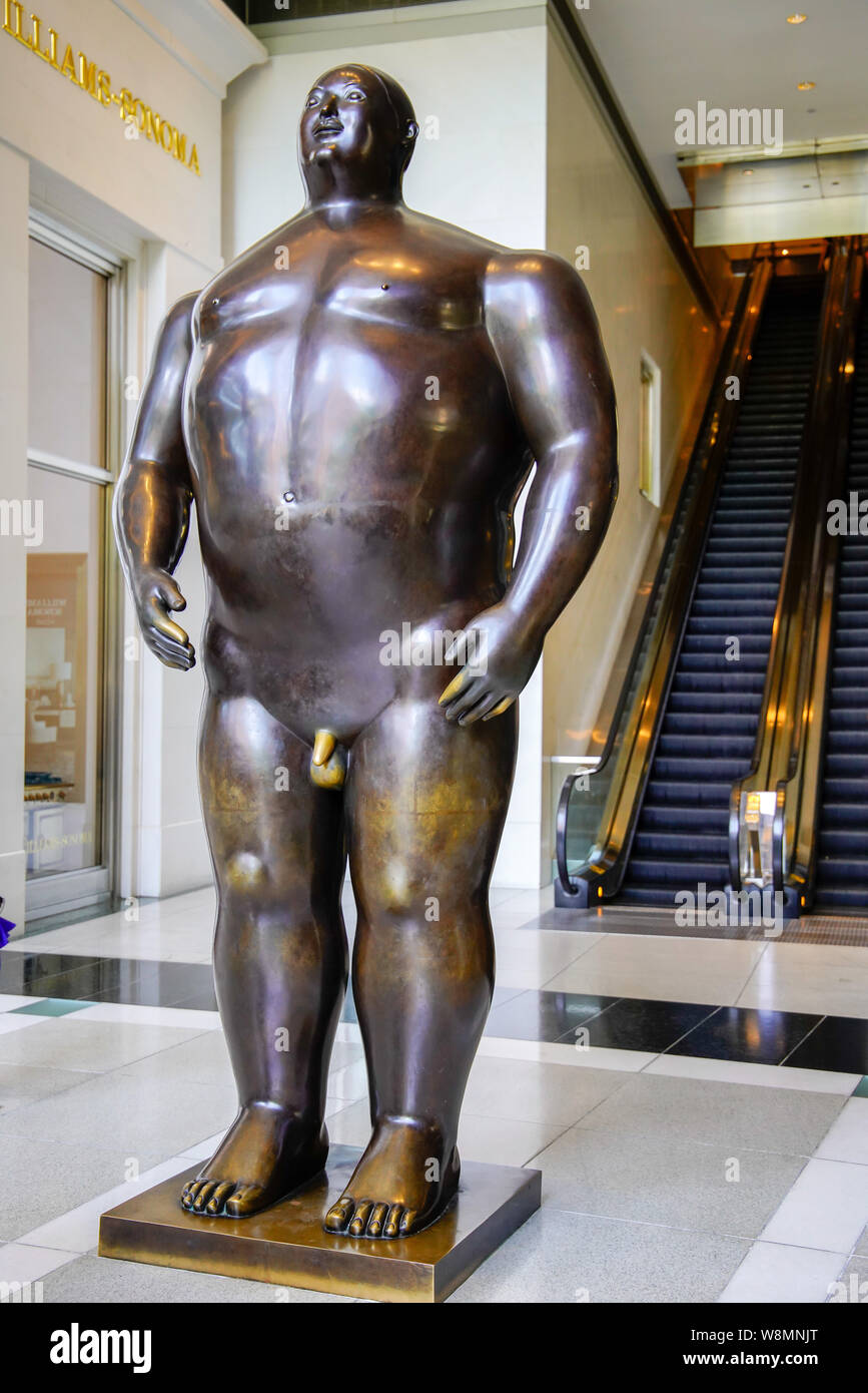 Statua di bronzo di Adam da Fernando Botero all'interno dei negozi, Time Warner Cente, Manhattan, New York City, Stati Uniti d'America. Foto Stock