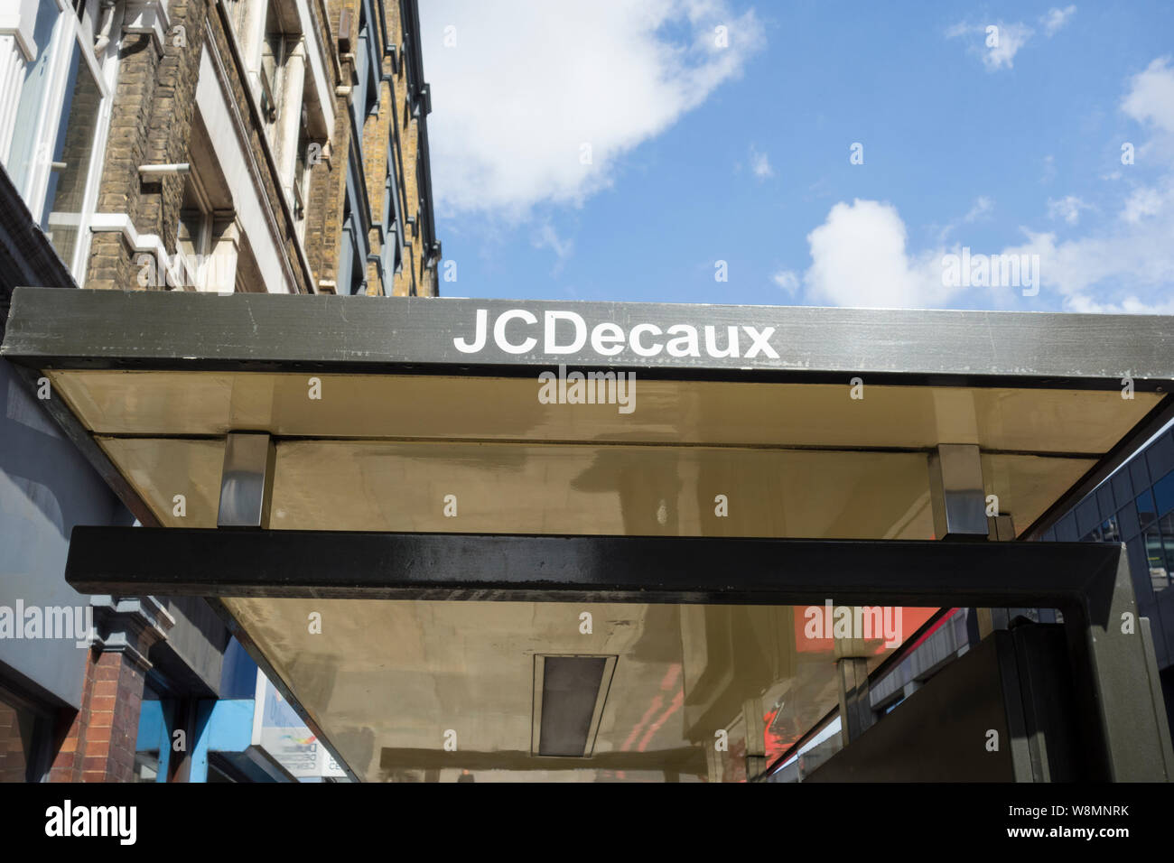 JCDecaux signage su un bus londinese rifugio Foto Stock