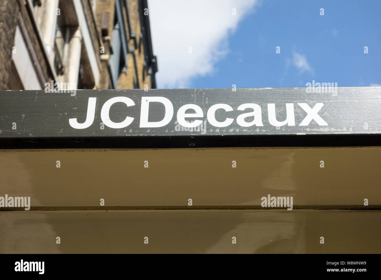 JCDecaux signage su un bus londinese rifugio Foto Stock