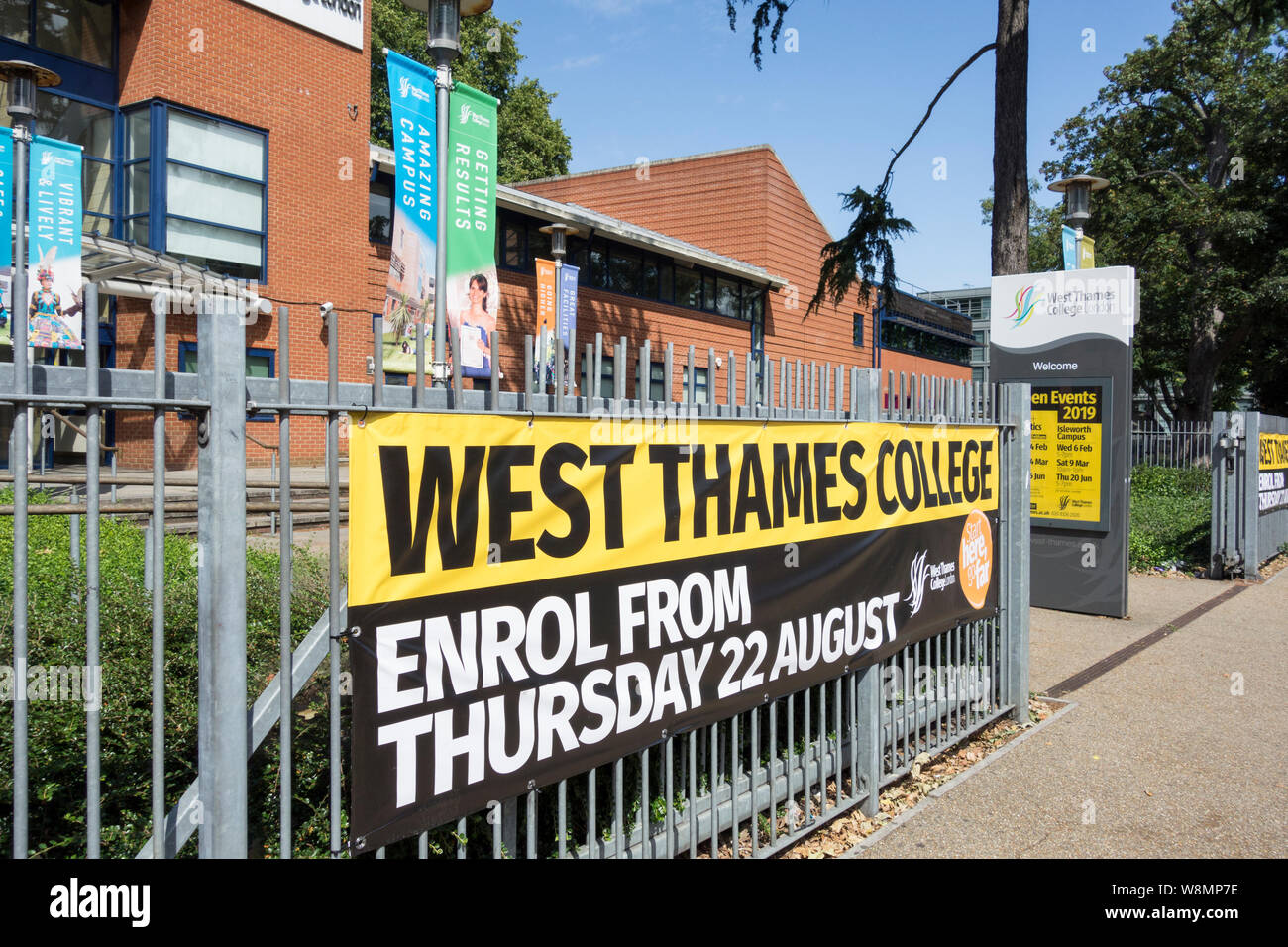 Digital Signage fuori West Thames College pubblicità imminente iscrizione giorno, London Road, Isleworth, London, Regno Unito Foto Stock