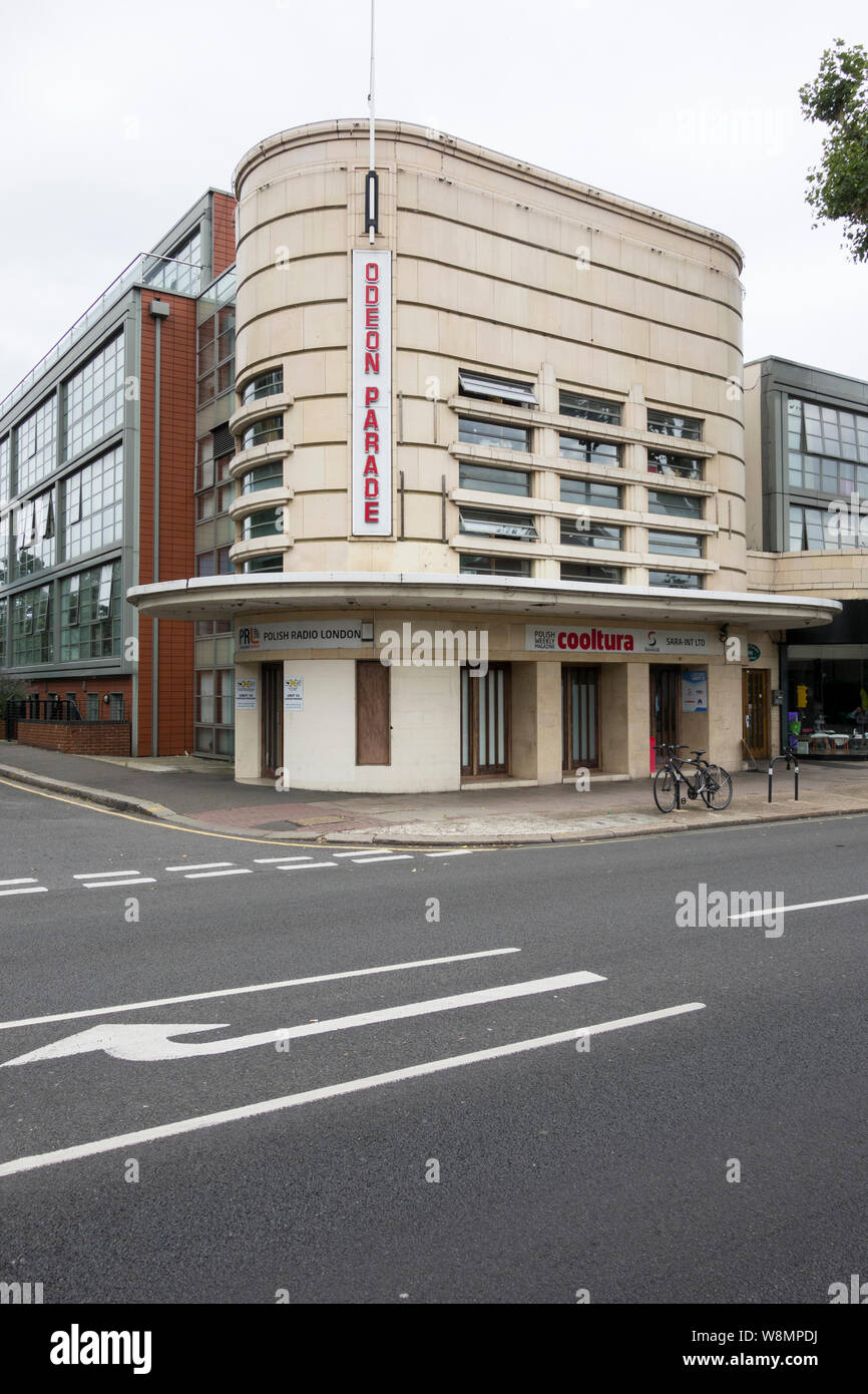 Gli esterni Art Deco di Cooltura e polacco Radio Londra (ex Isleworth Studios) su Odeon Parade, London Road, Isleworth, London, Regno Unito Foto Stock