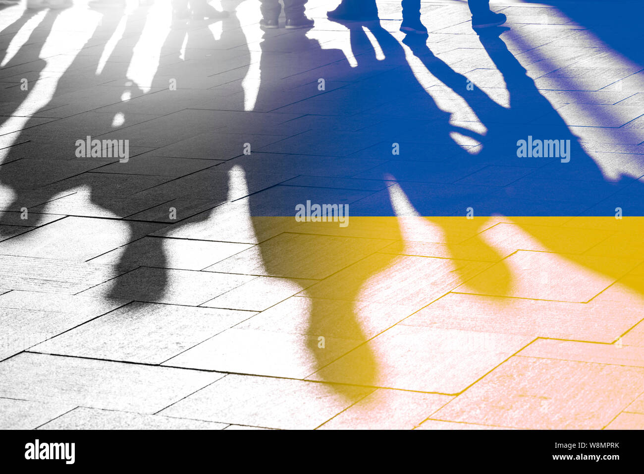 Bandiera dell'Ucraina e Ombre Di Persone, concetto immagine di indipendenza, guerra, Voto e Diritto Di Persone in Paese Foto Stock