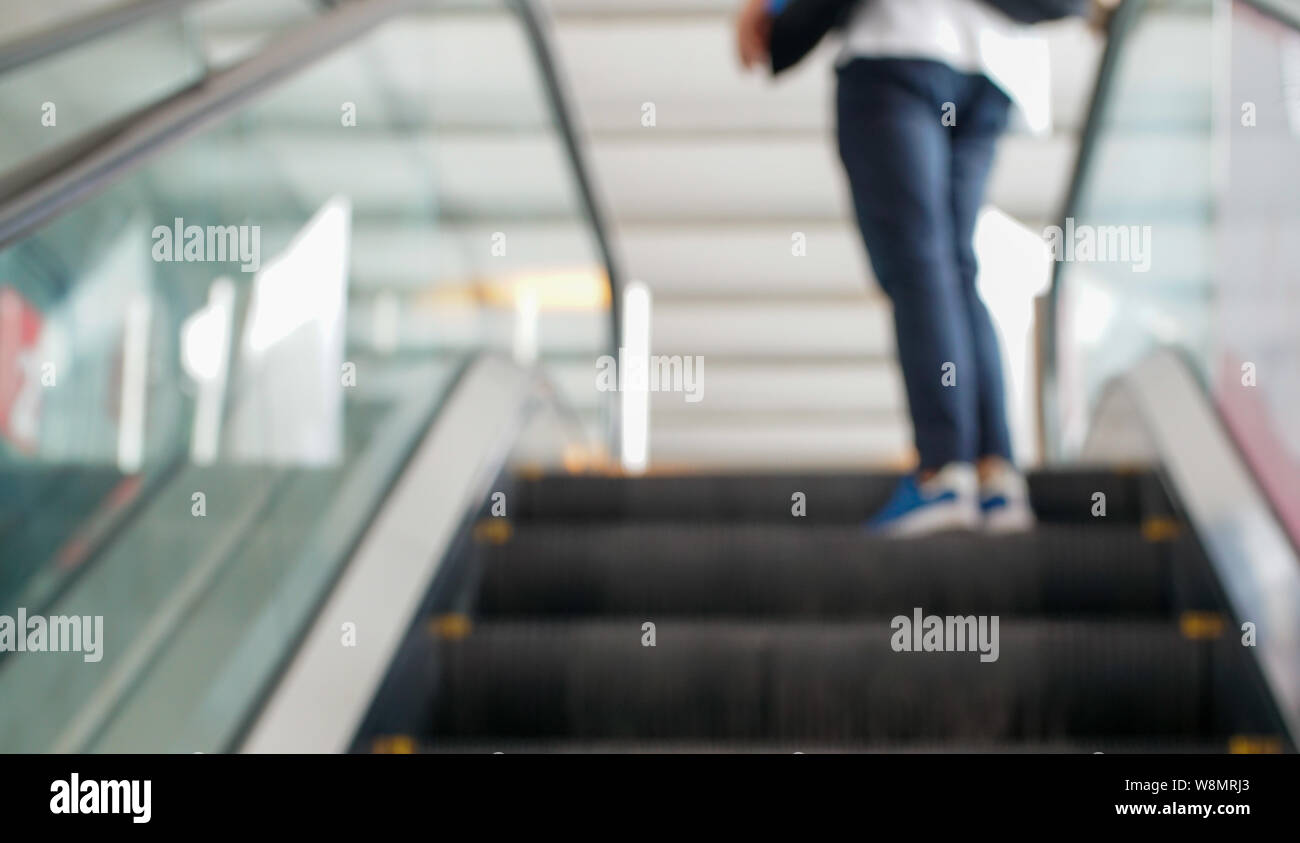 Movimento Blured di astratta escalator con la gente Foto Stock