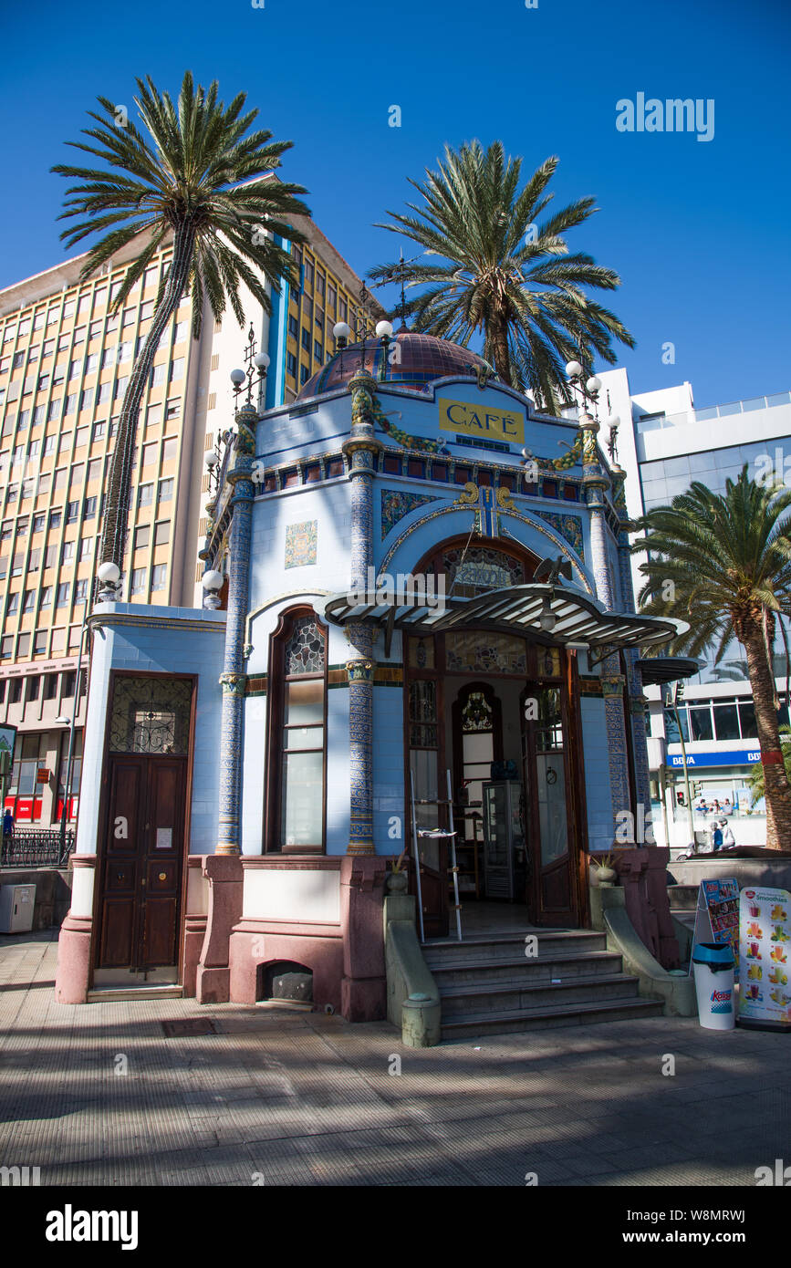 Las Palmas. Gran Canria , Spagna - 31 Dicembre , 2017. Park de San Telmo con un bellissimo chiosco modernista, proiettata da Rafael Massanet, utilizzato oggi fo Foto Stock Las Palmas. Gran Canria , Spagna - 31 Dicembre , 2017. Park de San Telmo con un bellissimo chiosco modernista, proiettata da Rafael Massanet, utilizzato oggi fo Foto Stock