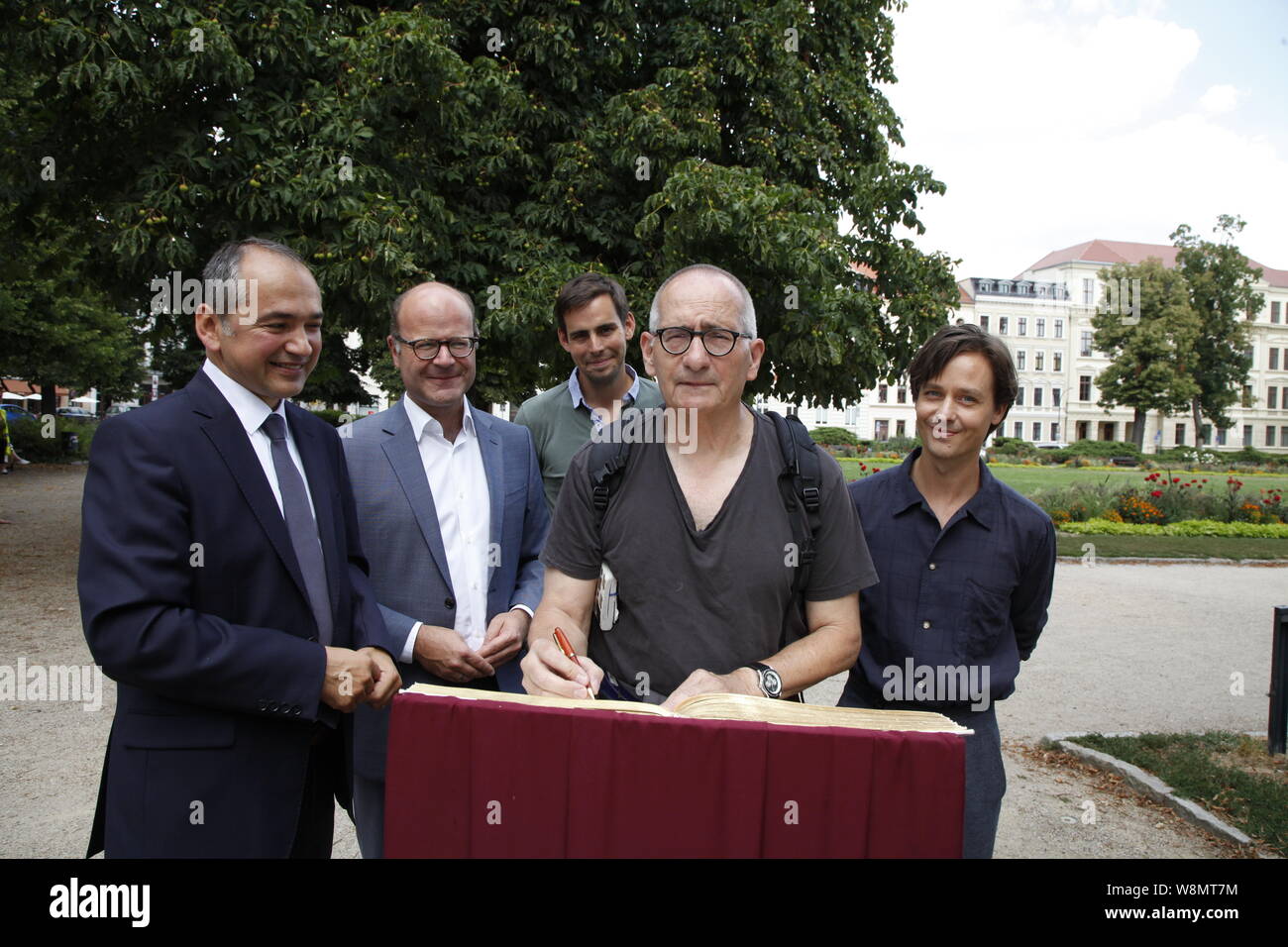 Oliver Schenk, Ottaviano Ursu, Felix von Boehm, Dominik Graf und Tom Schilling beim Eintrag ins Goldene Buch der Stadt Görlitz und beim Setbesuch Foto Stock