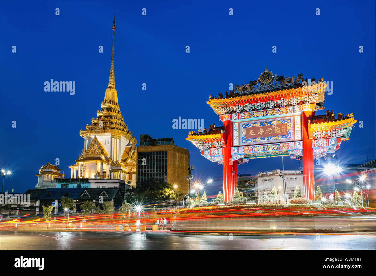 Il cancello di Chinatown in Yaowarat di notte, Bangkok, Thailandia Foto Stock