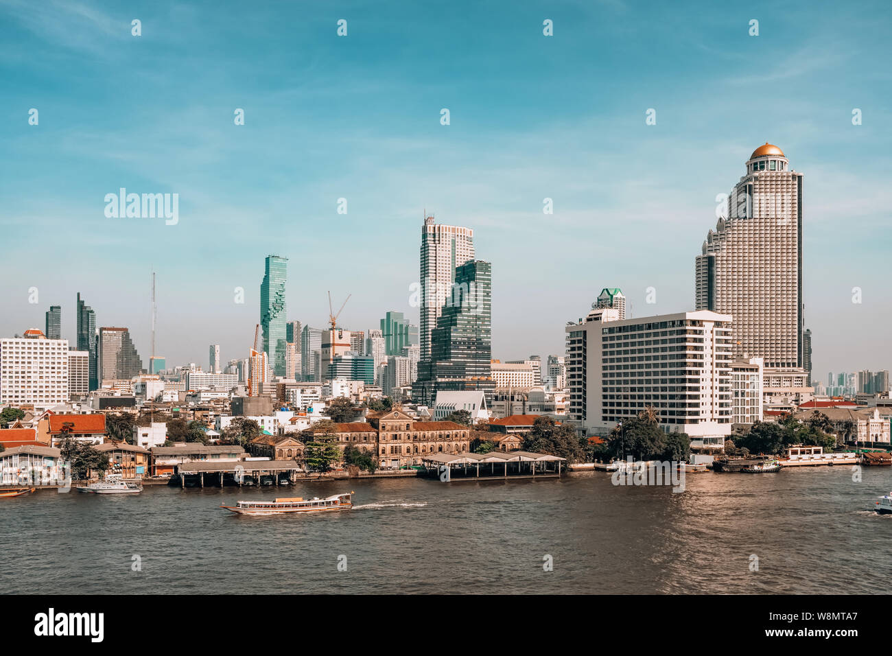 Bangkok skyline e grattacieli aziendali al fiume Chaopraya, Thailandia Foto Stock