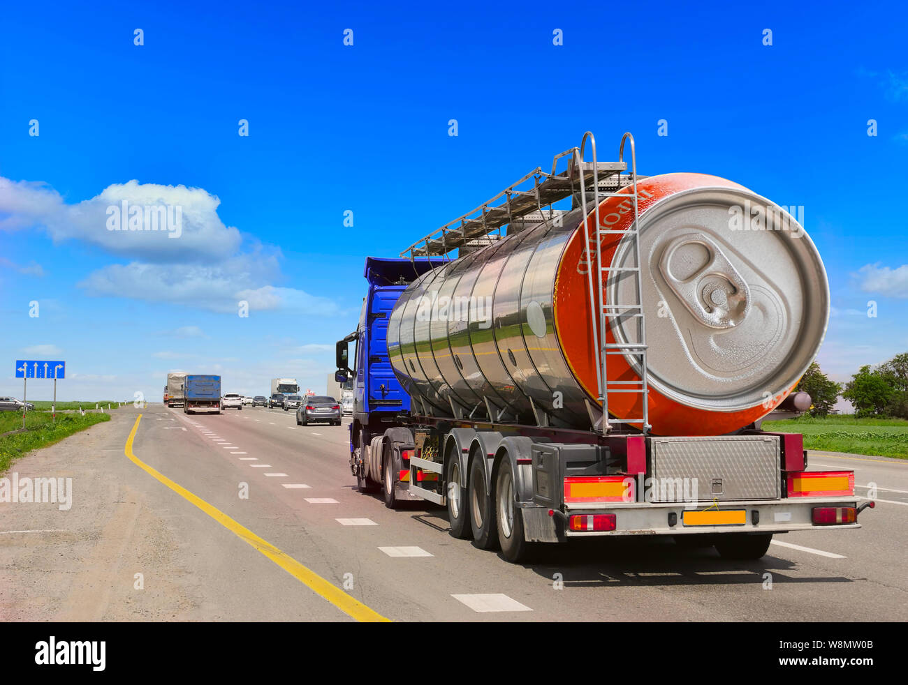 Cisterna con chrome tanker sull'autostrada. Carrello carburante trasporta la birra in una lattina. Idea concettuale Foto Stock