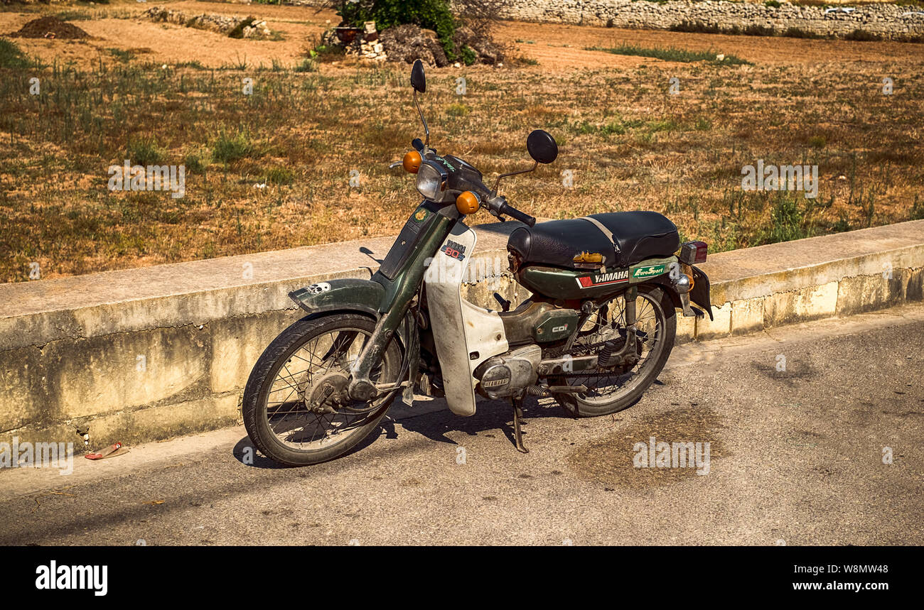 Gudja, Malta - 24 luglio 2019. vecchio vintage Yamaha moto parcheggiate sul  ciglio della strada Foto stock - Alamy