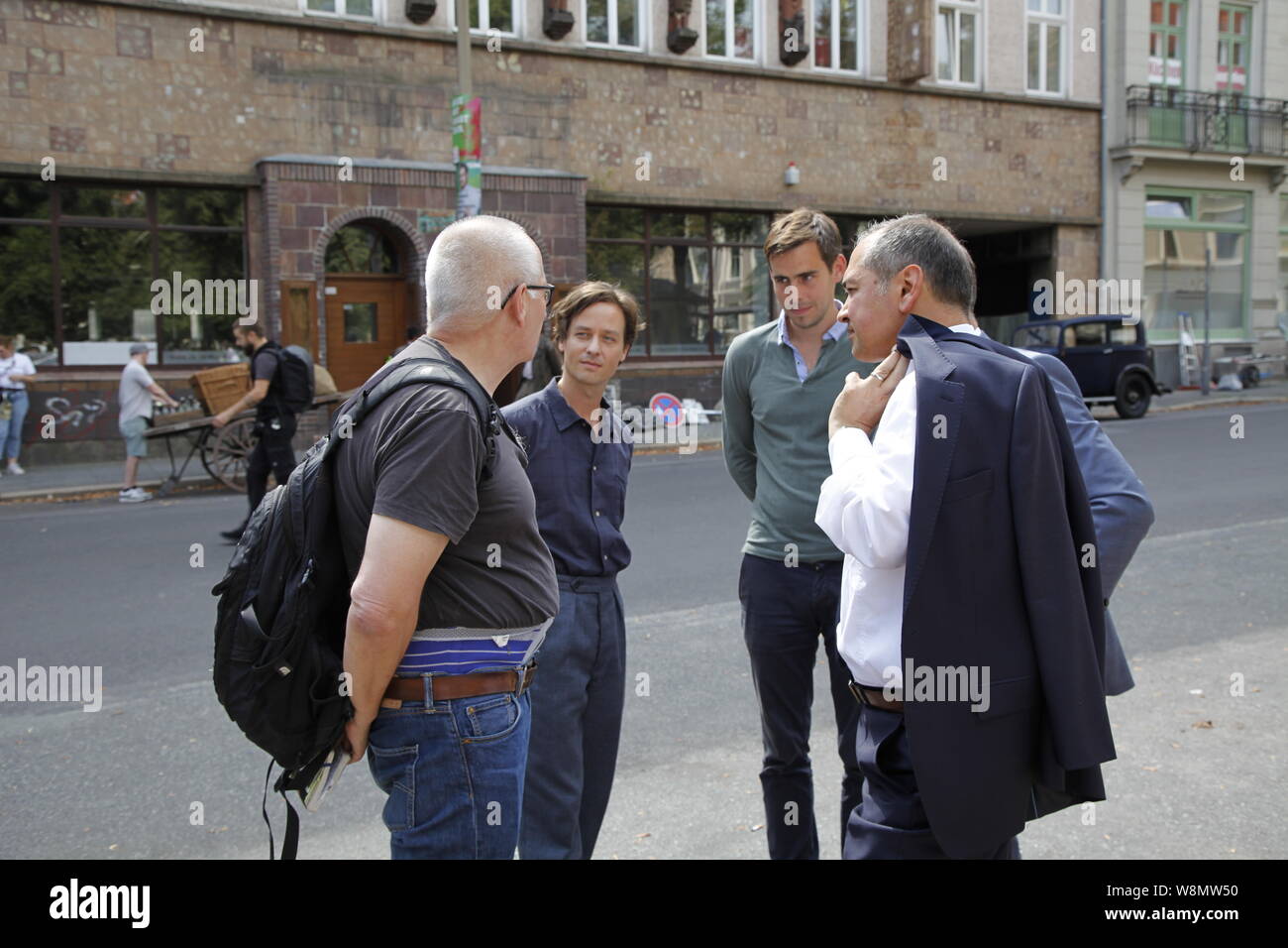 Oliver Schenk, Ottaviano Ursu, Felix von Boehm, Dominik Graf und Tom Schilling beim Eintrag ins Goldene Buch der Stadt Görlitz und beim Setbesuch Foto Stock